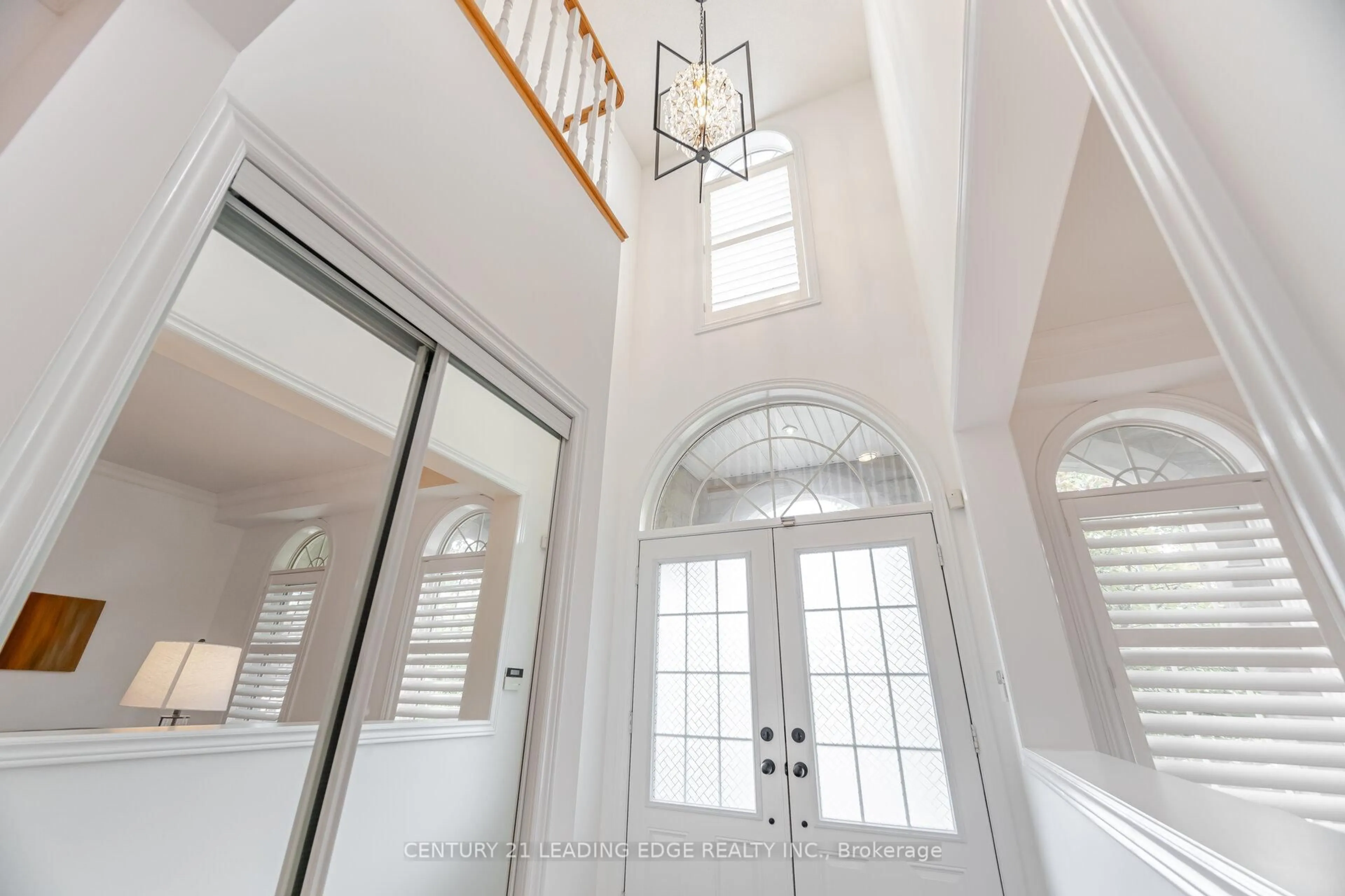 Indoor entryway for 34 Royal Links Circ, Brampton Ontario L6P 2Z9