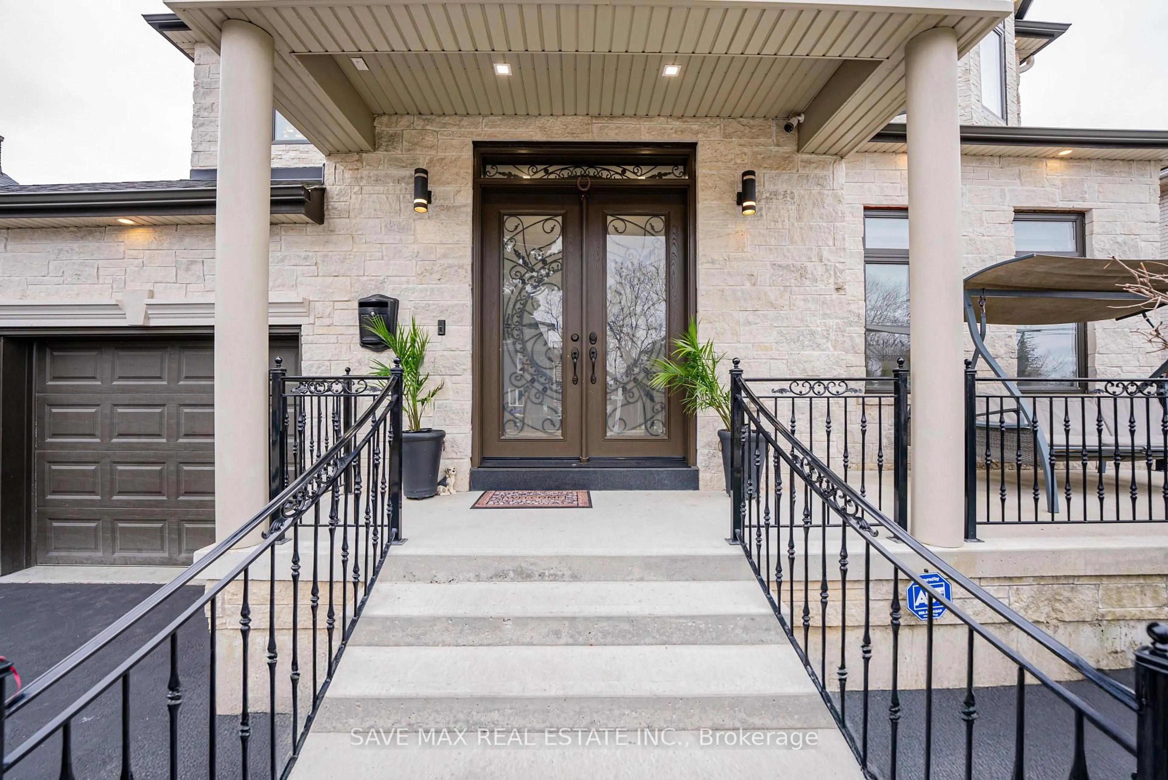 Indoor entryway for 23 Hillcrest Ave, Brampton Ontario L6W 1Y7