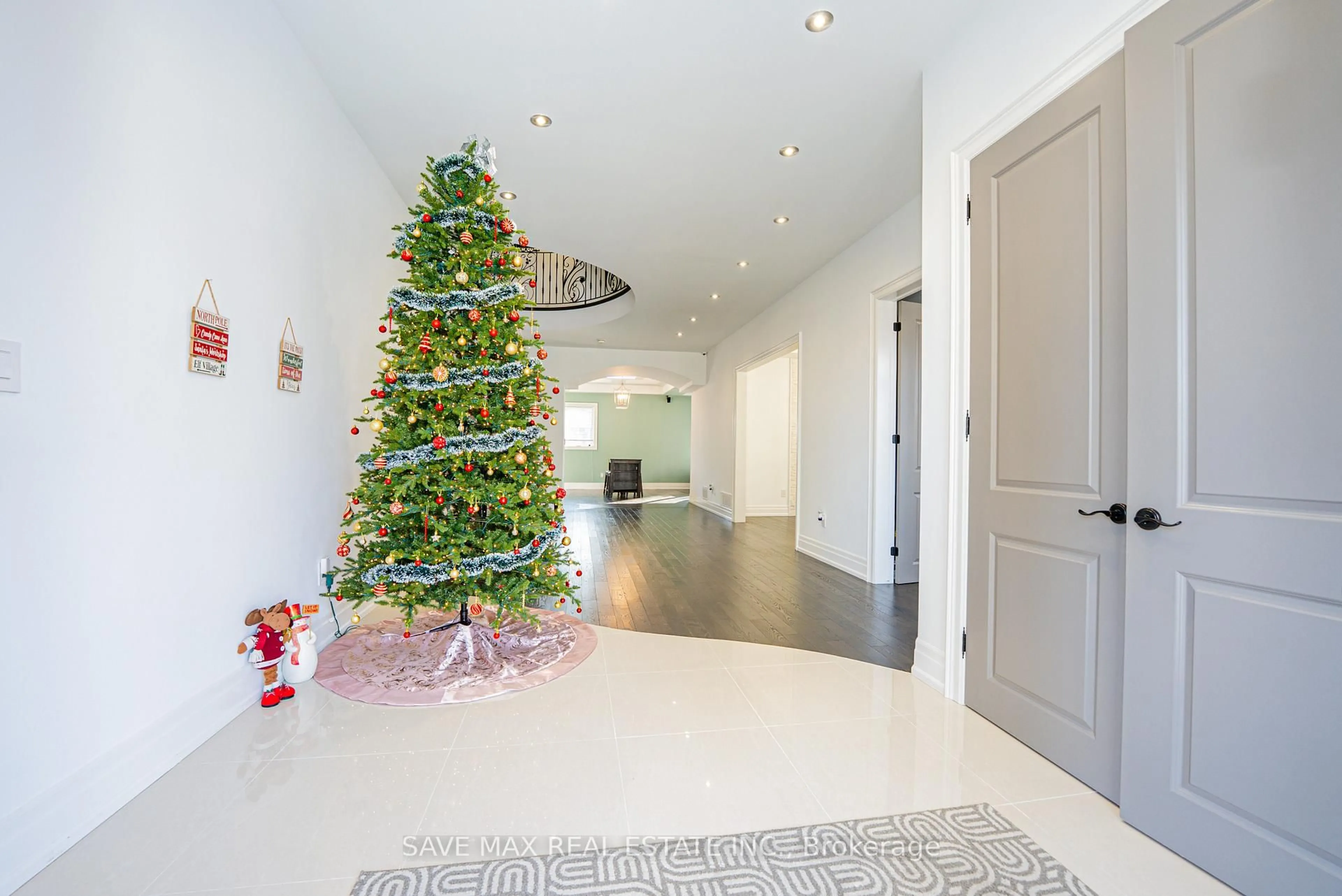 Indoor foyer for 23 Hillcrest Ave, Brampton Ontario L6W 1Y7