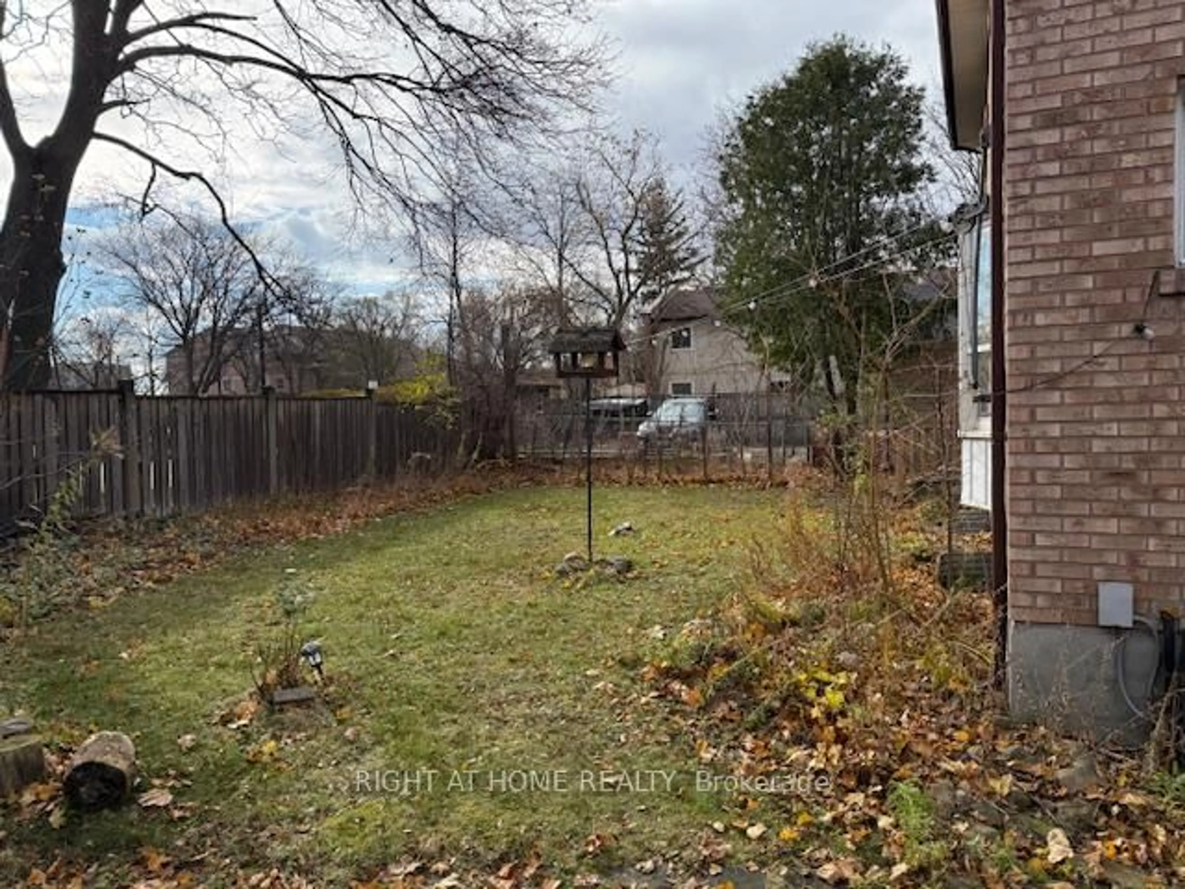 A pic from outside/outdoor area/front of a property/back of a property/a pic from drone, forest/trees view for 9 Ontario St, Mississauga Ontario L5M 1S9