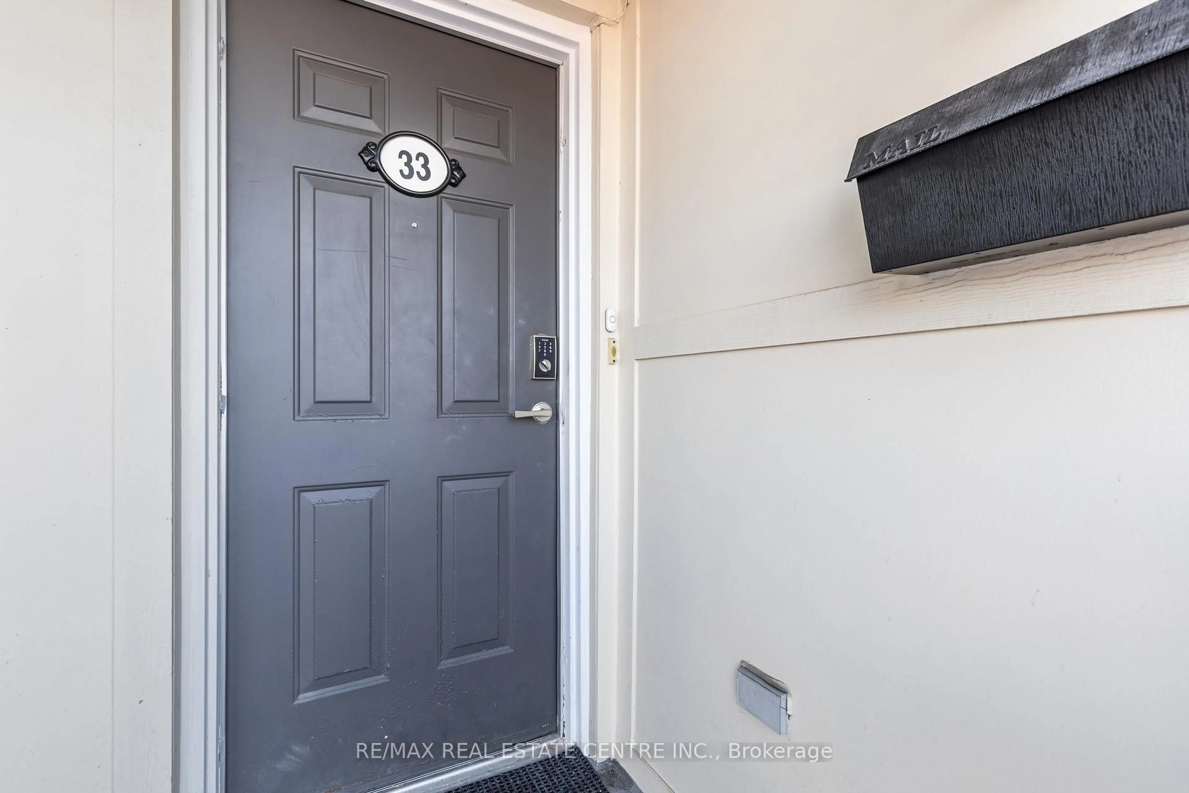 Indoor entryway for 4620 Guildwood Way #33, Mississauga Ontario L5R 4H5