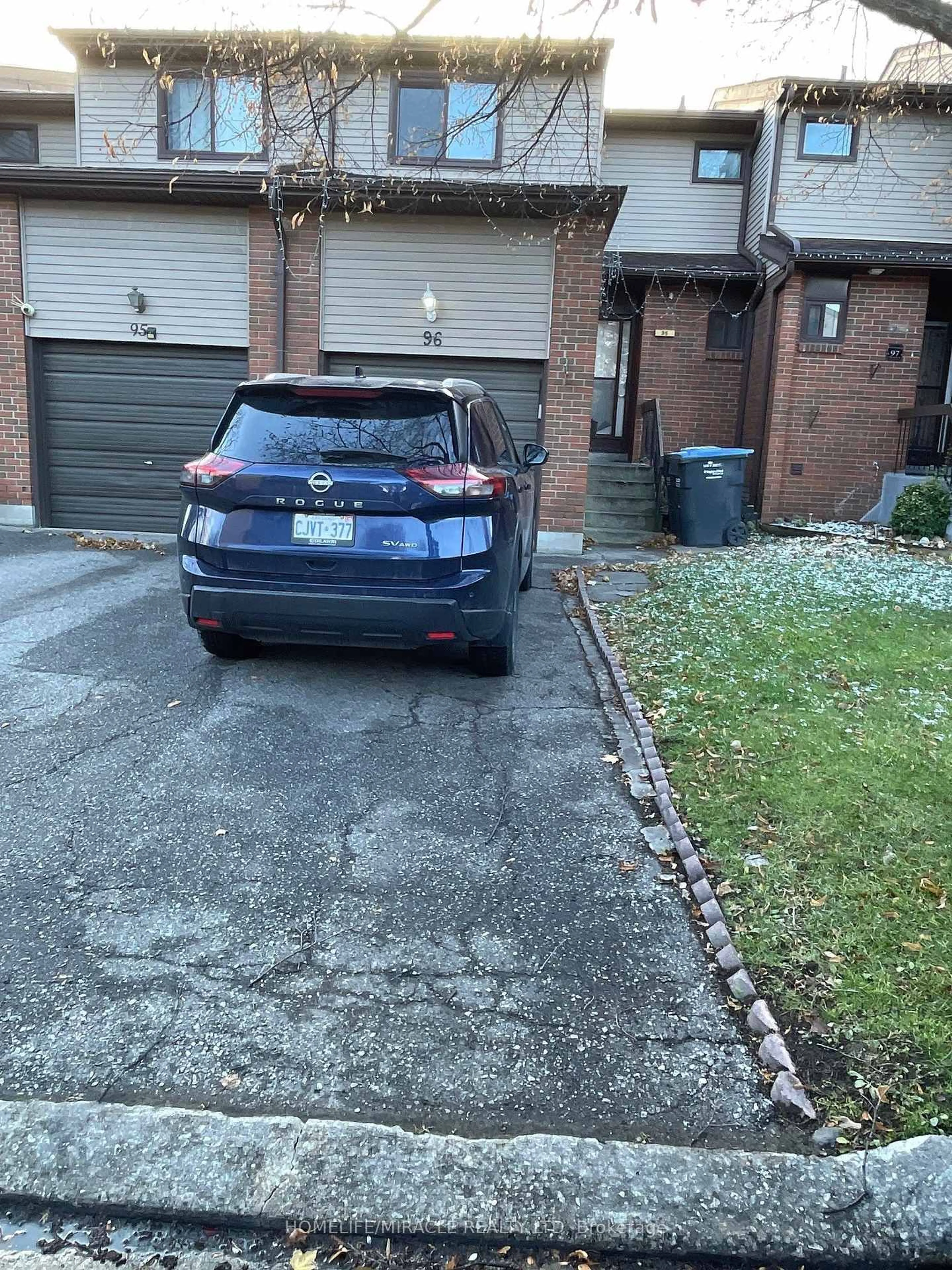 Parking for 96 Carleton Pl, Brampton Ontario L6T 3Z4