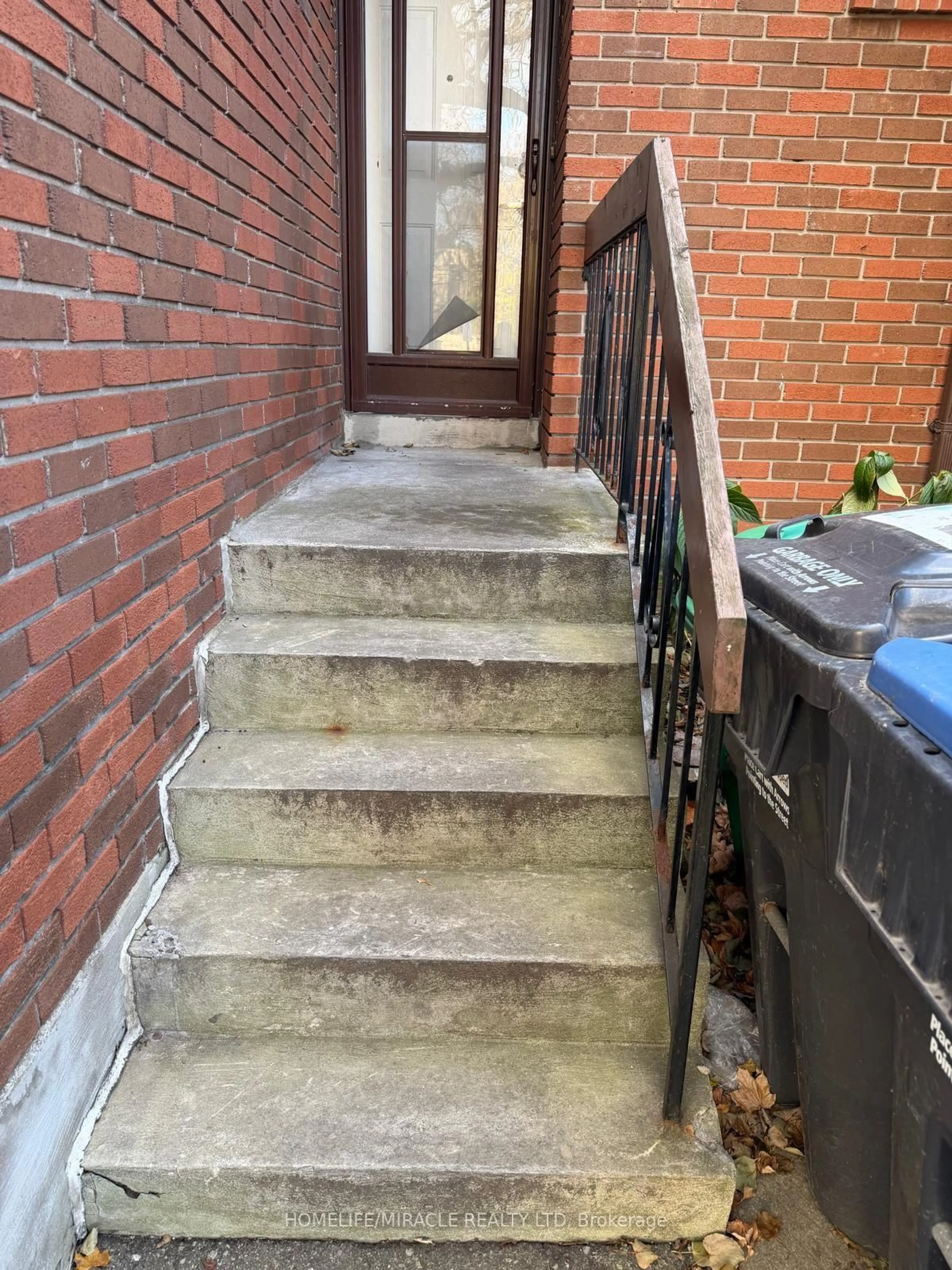 Stairs for 96 Carleton Pl, Brampton Ontario L6T 3Z4