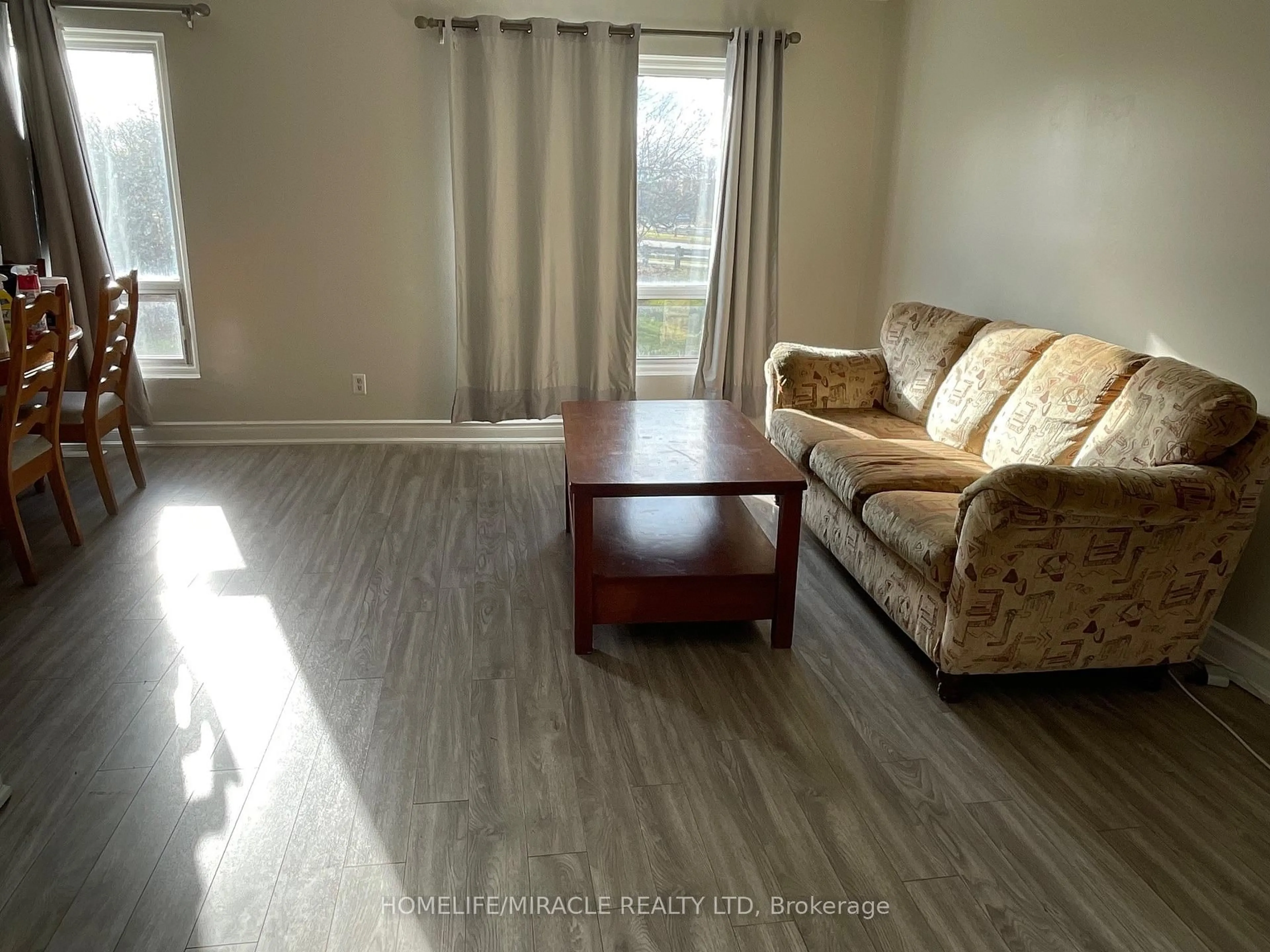 Living room with furniture, wood/laminate floor for 96 Carleton Pl, Brampton Ontario L6T 3Z4