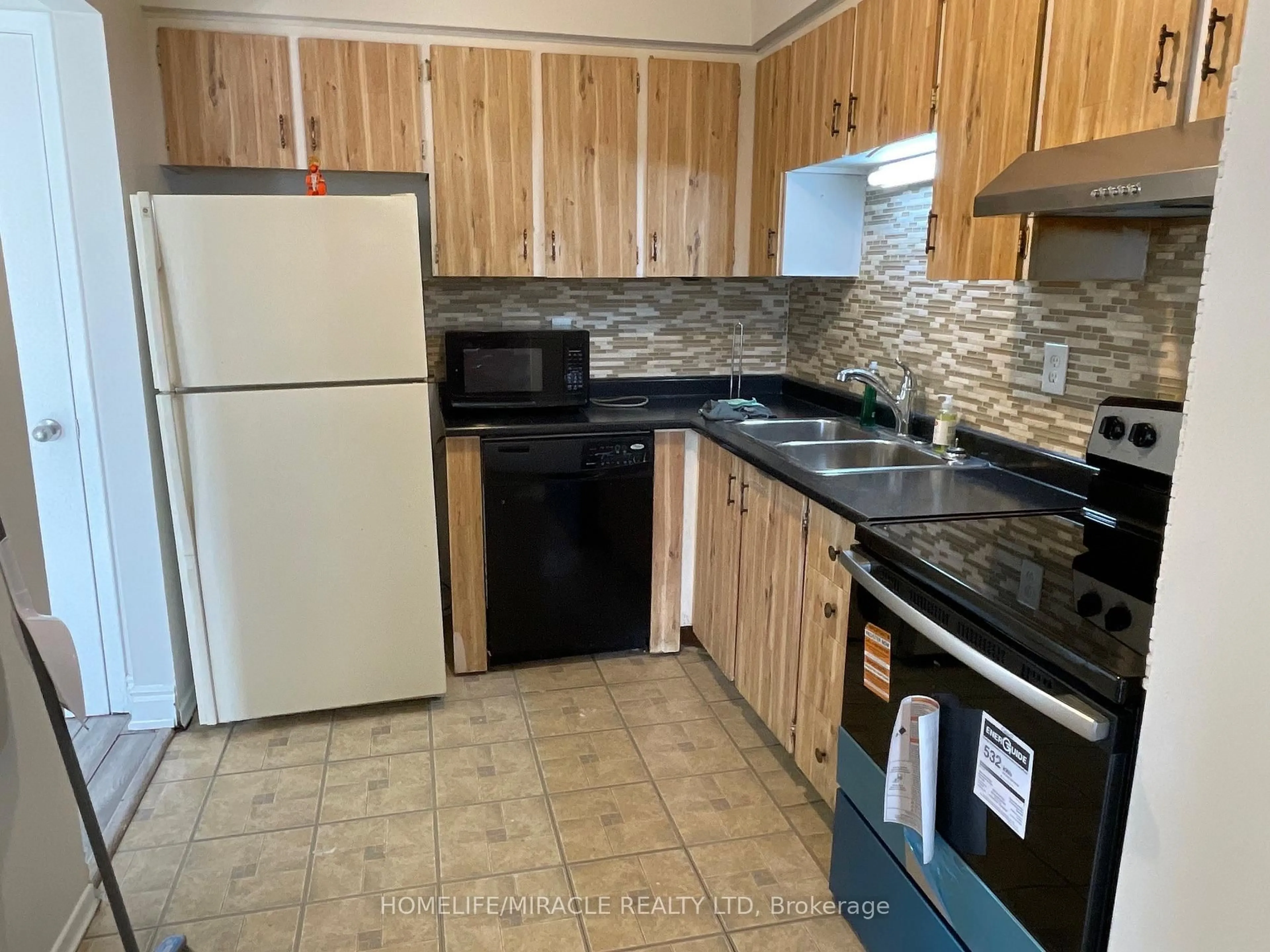 Standard kitchen, unknown for 96 Carleton Pl, Brampton Ontario L6T 3Z4