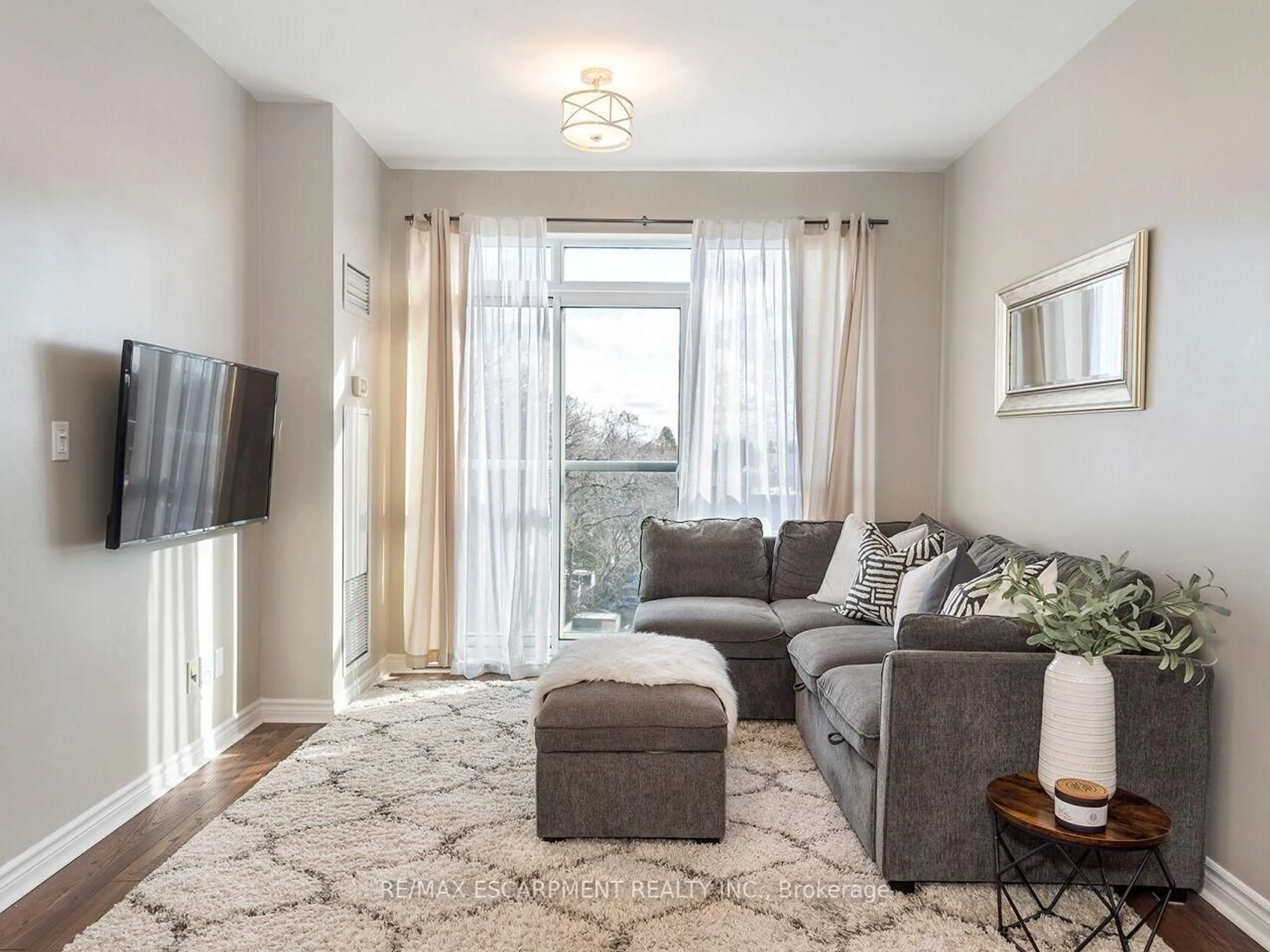 Living room with furniture, unknown for 3865 Lake Shore Blvd #401, Toronto Ontario M8W 0A2