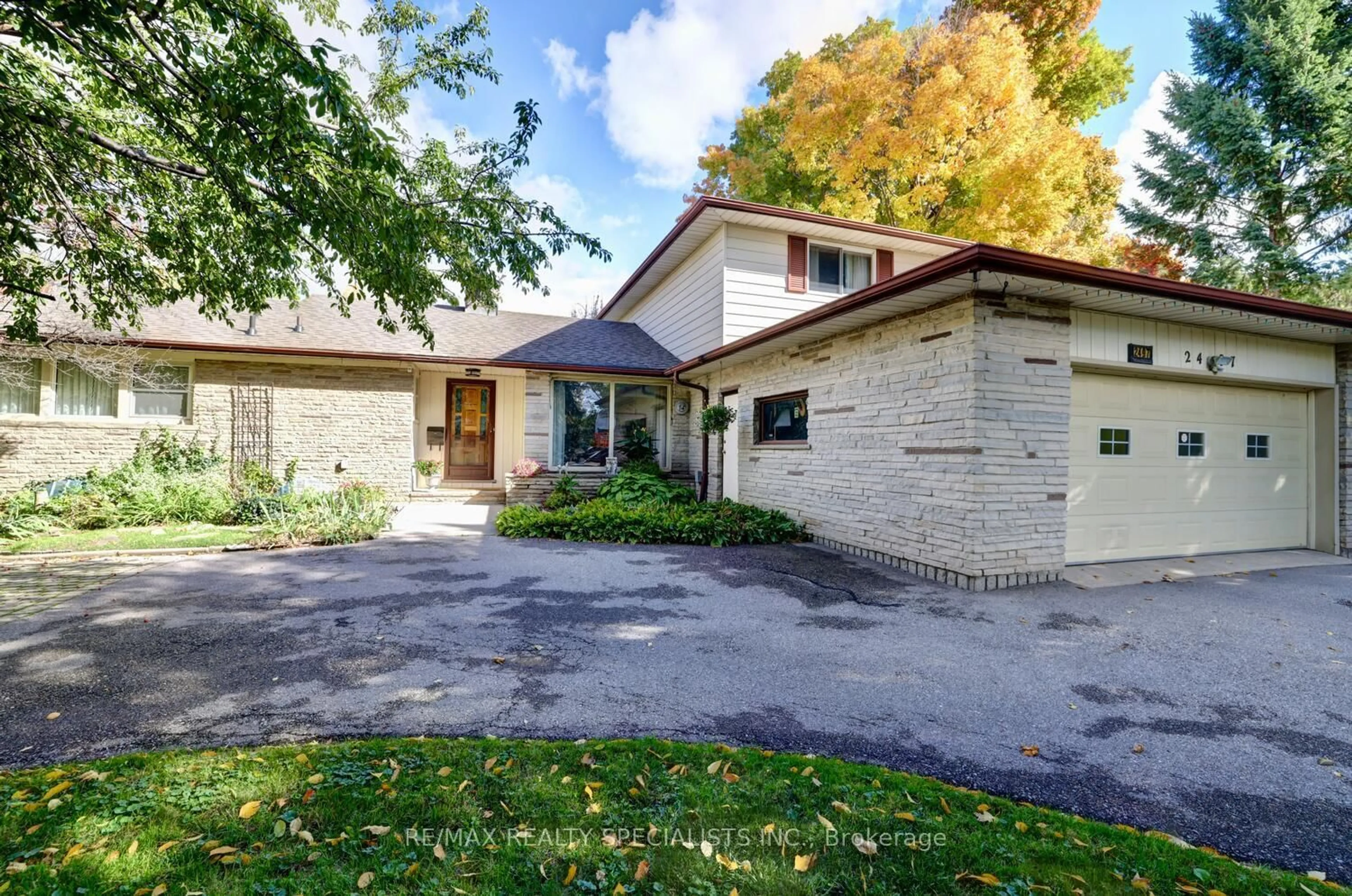 Home with brick exterior material, street for 2497 Fifth Line, Mississauga Ontario L5K 1V9