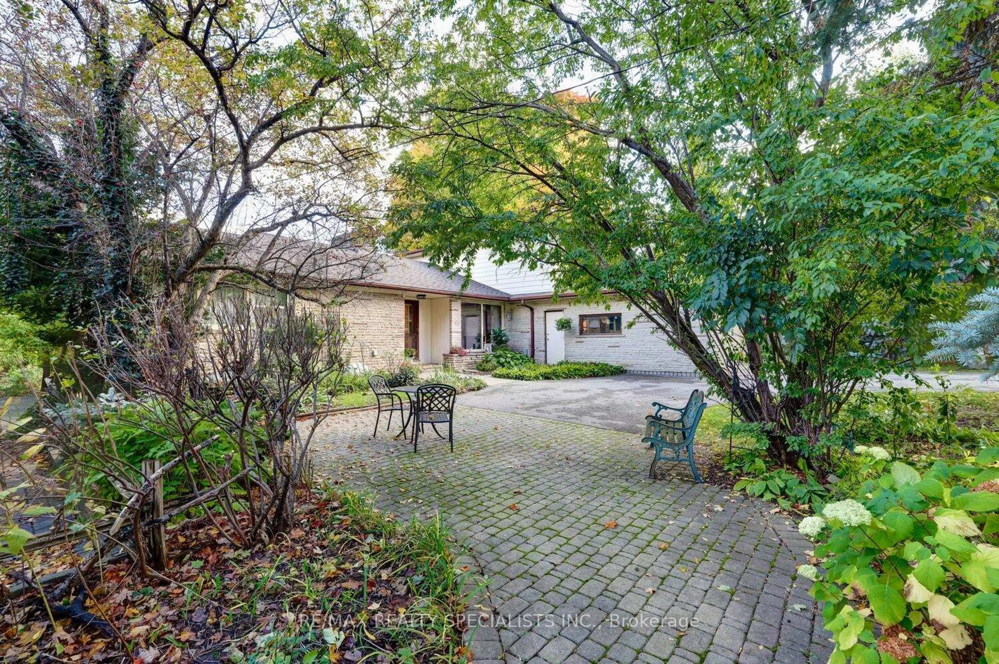 Patio, street for 2497 Fifth Line, Mississauga Ontario L5K 1V9