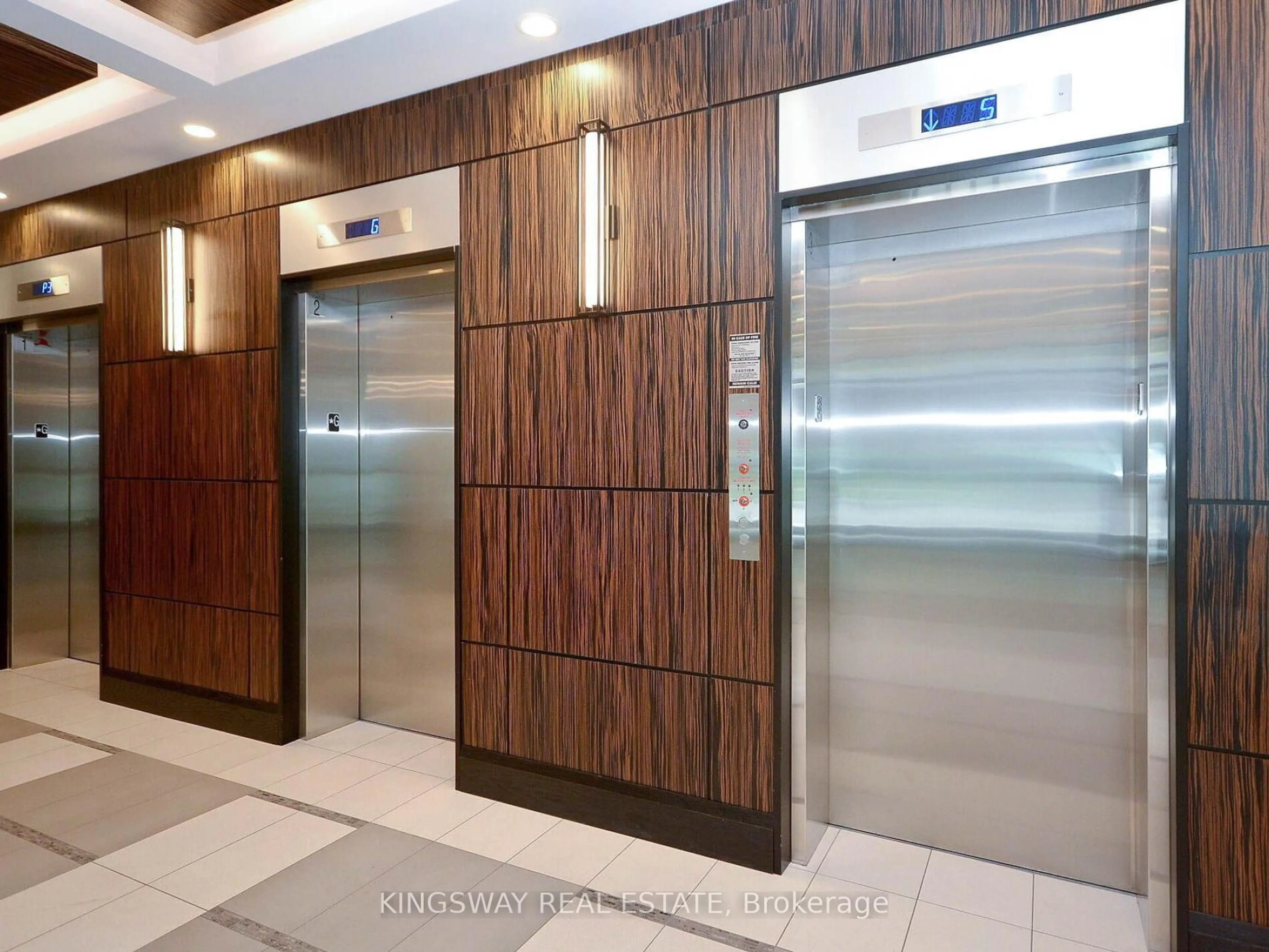 Indoor foyer for 349 Rathburn Rd #Ph 111, Mississauga Ontario L5B 0G9