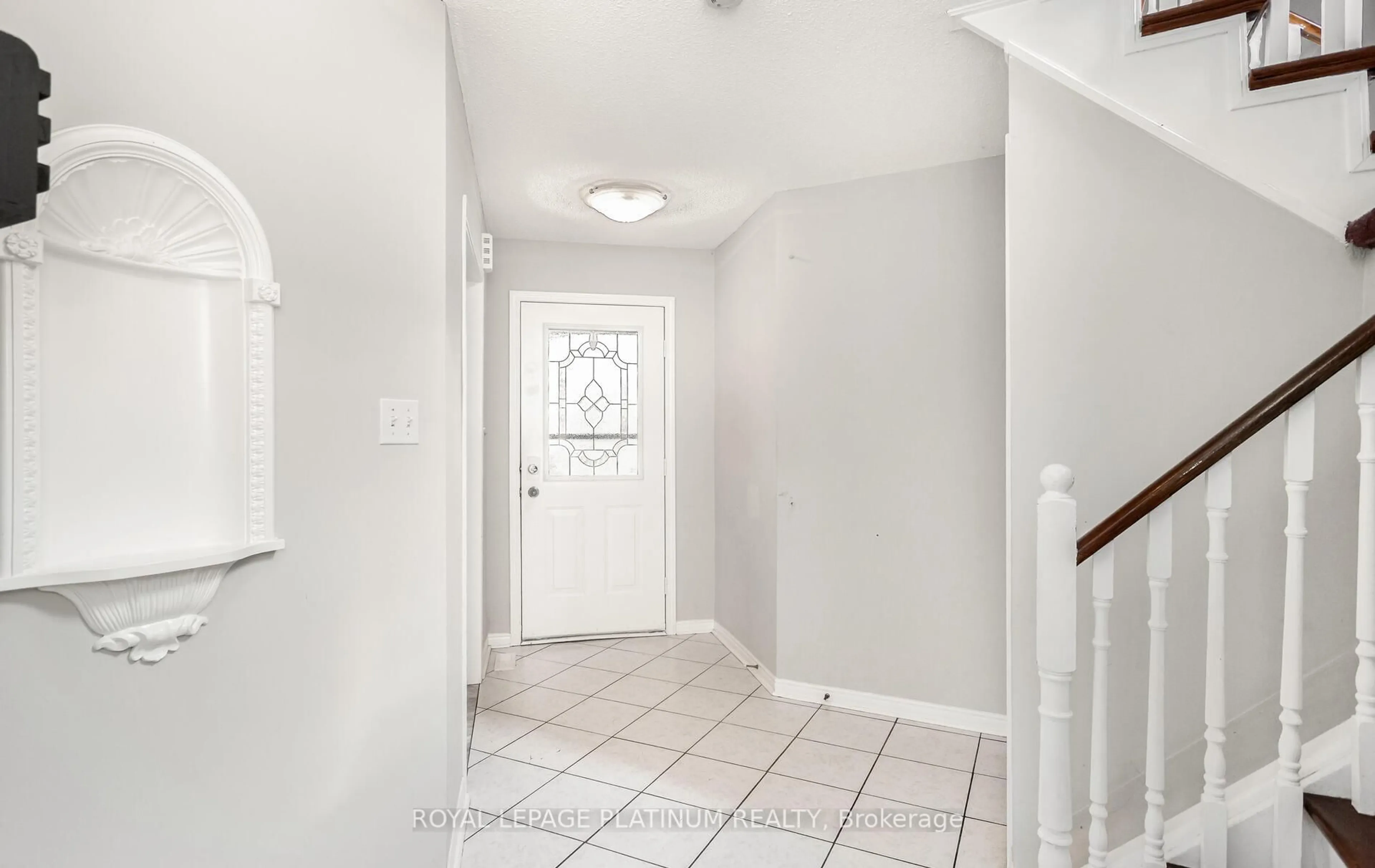 Indoor entryway for 51 Ripley Cres, Brampton Ontario L6Y 5C4