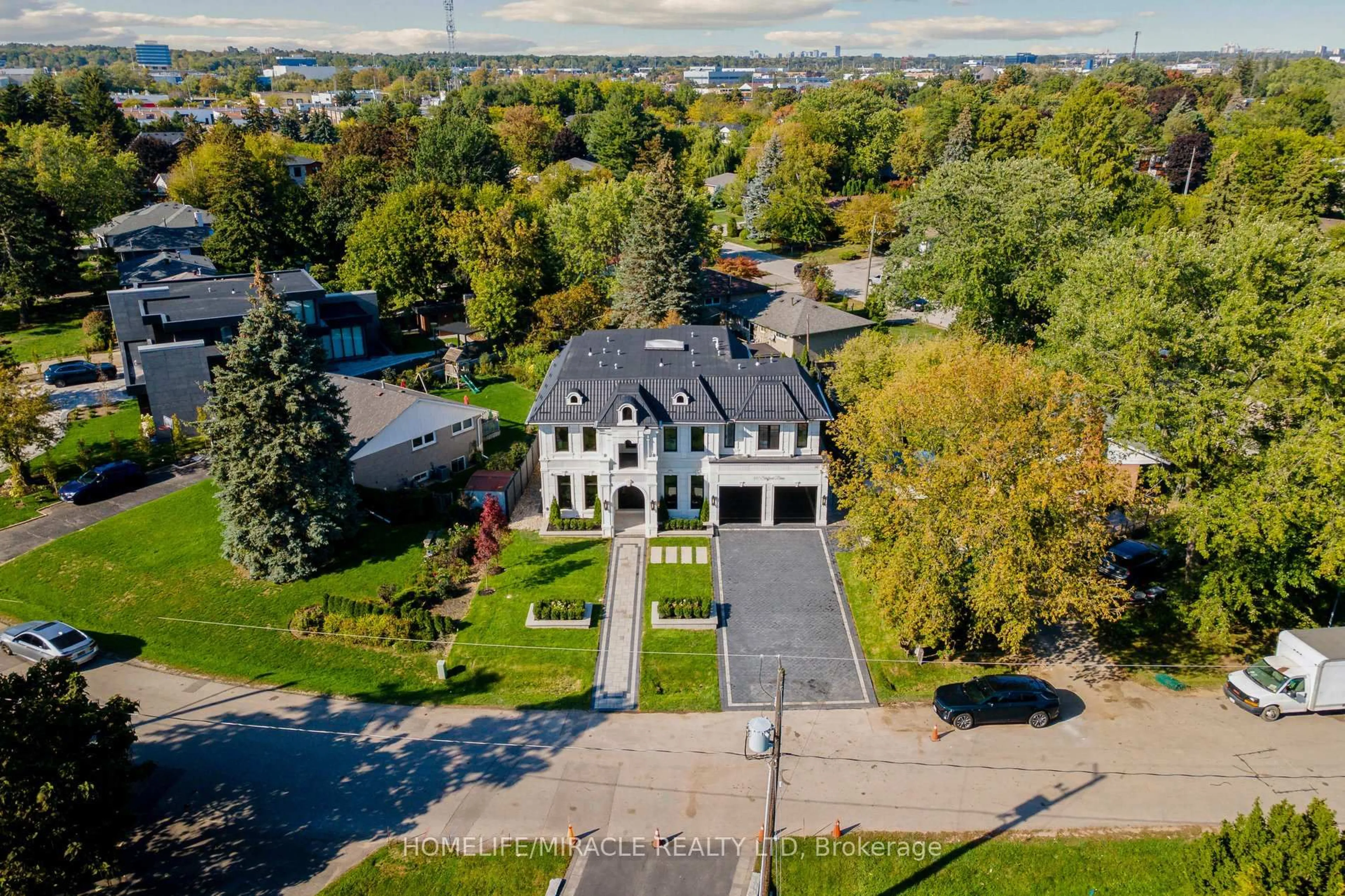 A pic from outside/outdoor area/front of a property/back of a property/a pic from drone, street for 517 Stafford Dr, Oakville Ontario L6L 4M4