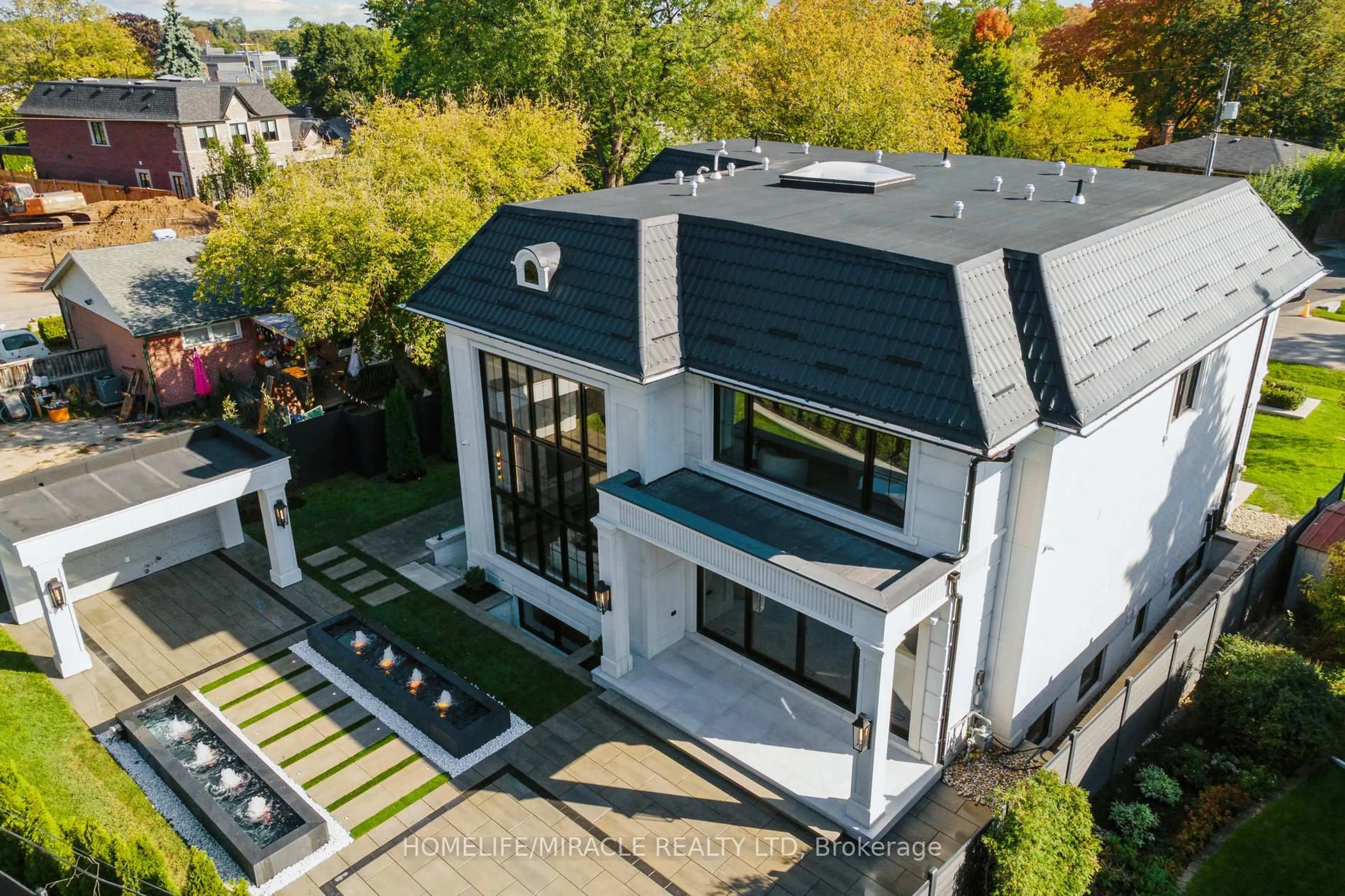 A pic from outside/outdoor area/front of a property/back of a property/a pic from drone, street for 517 Stafford Dr, Oakville Ontario L6L 4M4