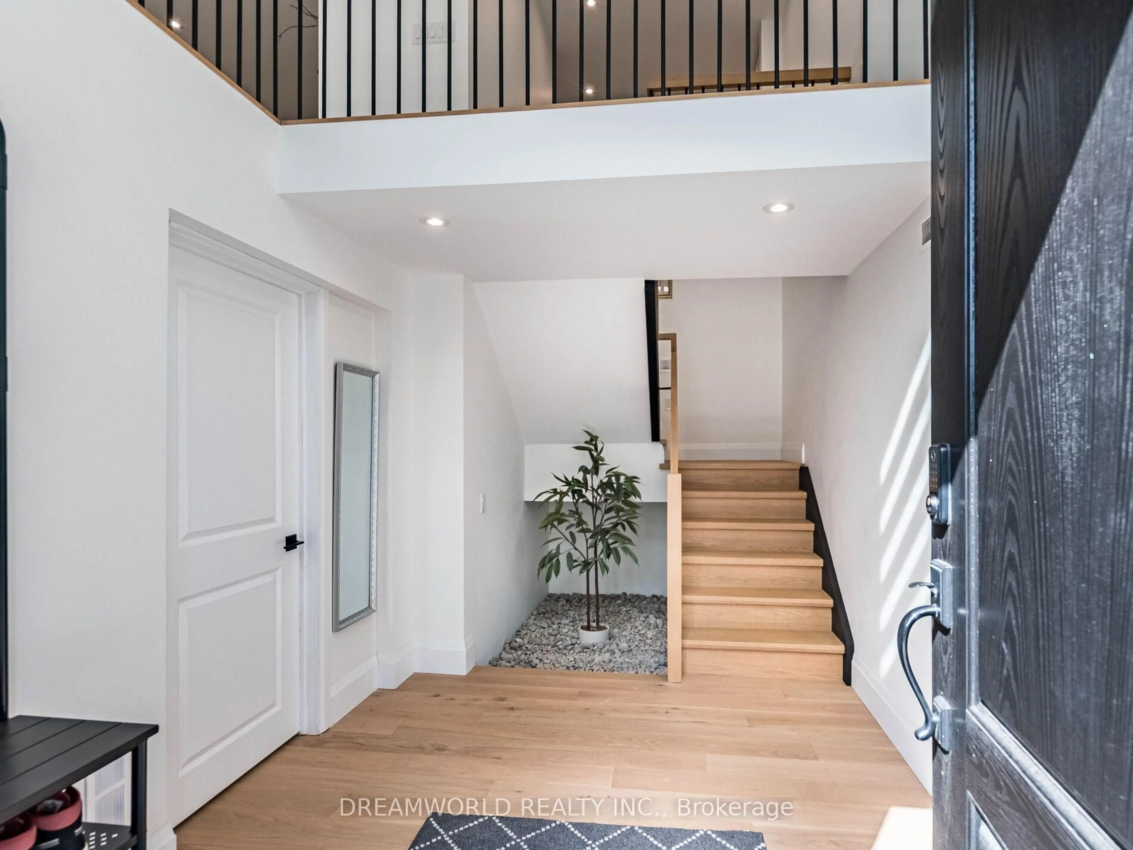 Indoor entryway for 22 Yorkleigh Ave, Toronto Ontario M9P 1Y4