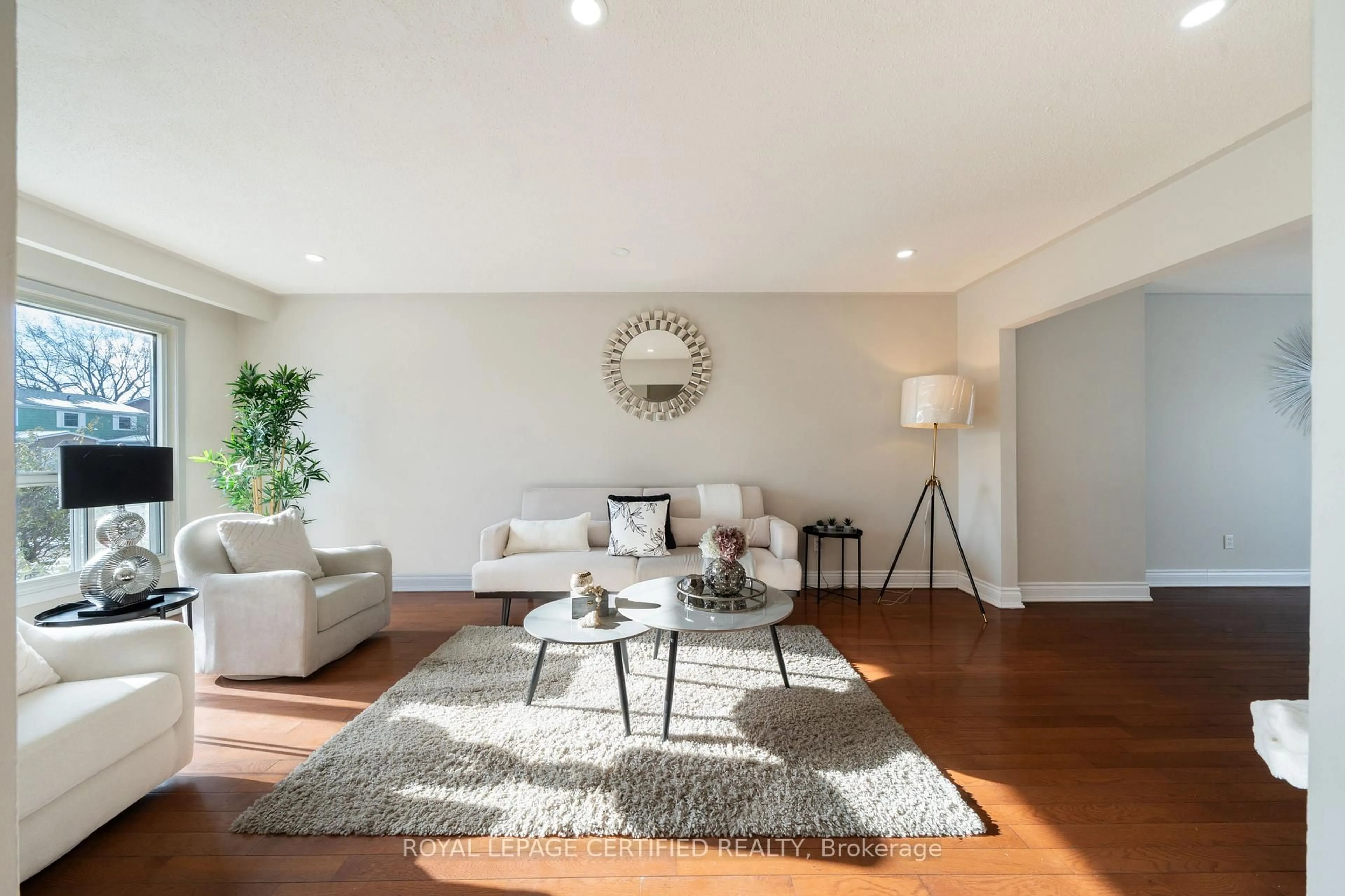 Living room with furniture, wood/laminate floor for 3333 Mainsail Cres, Mississauga Ontario L5L 1H3