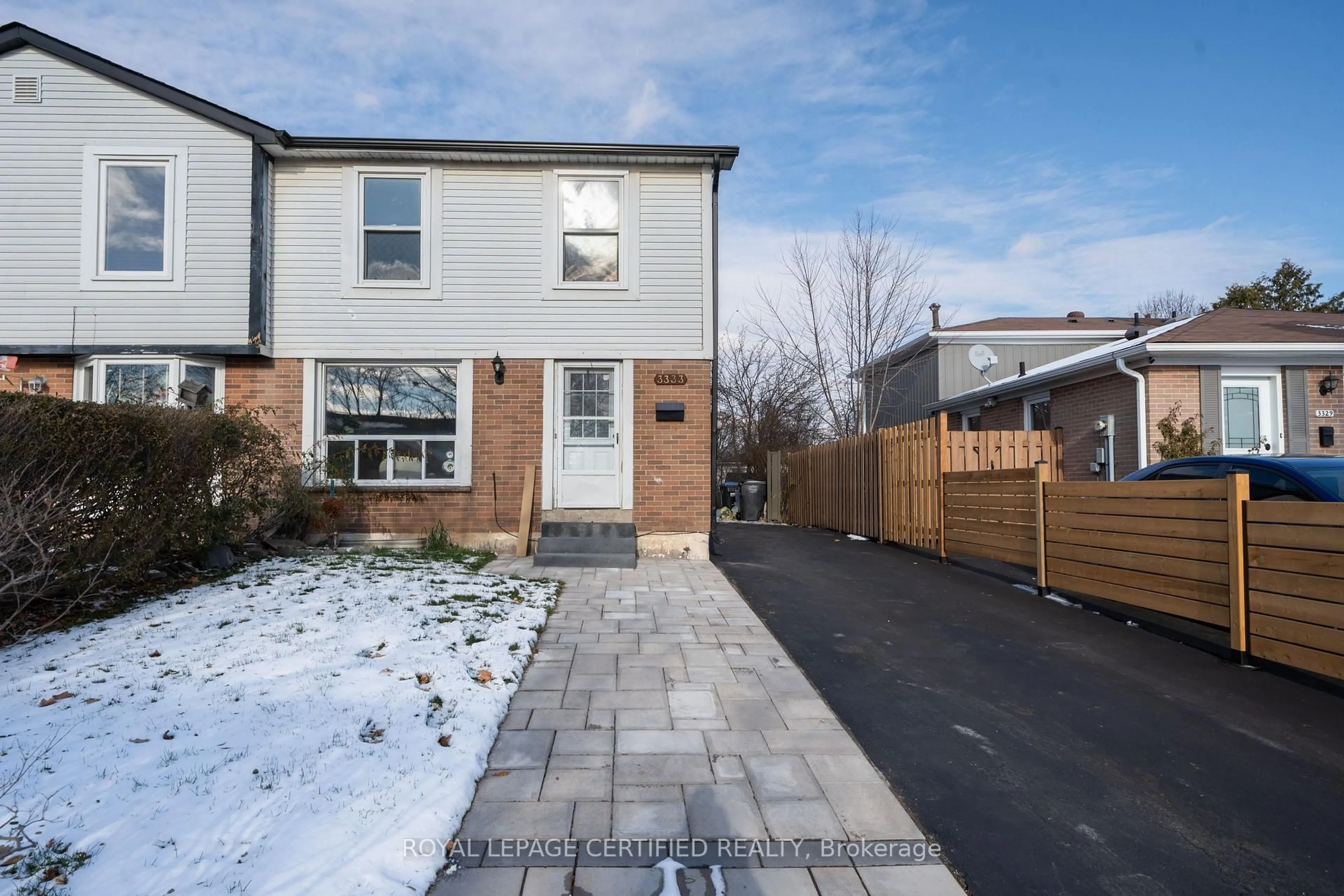 A pic from outside/outdoor area/front of a property/back of a property/a pic from drone, street for 3333 Mainsail Cres, Mississauga Ontario L5L 1H3