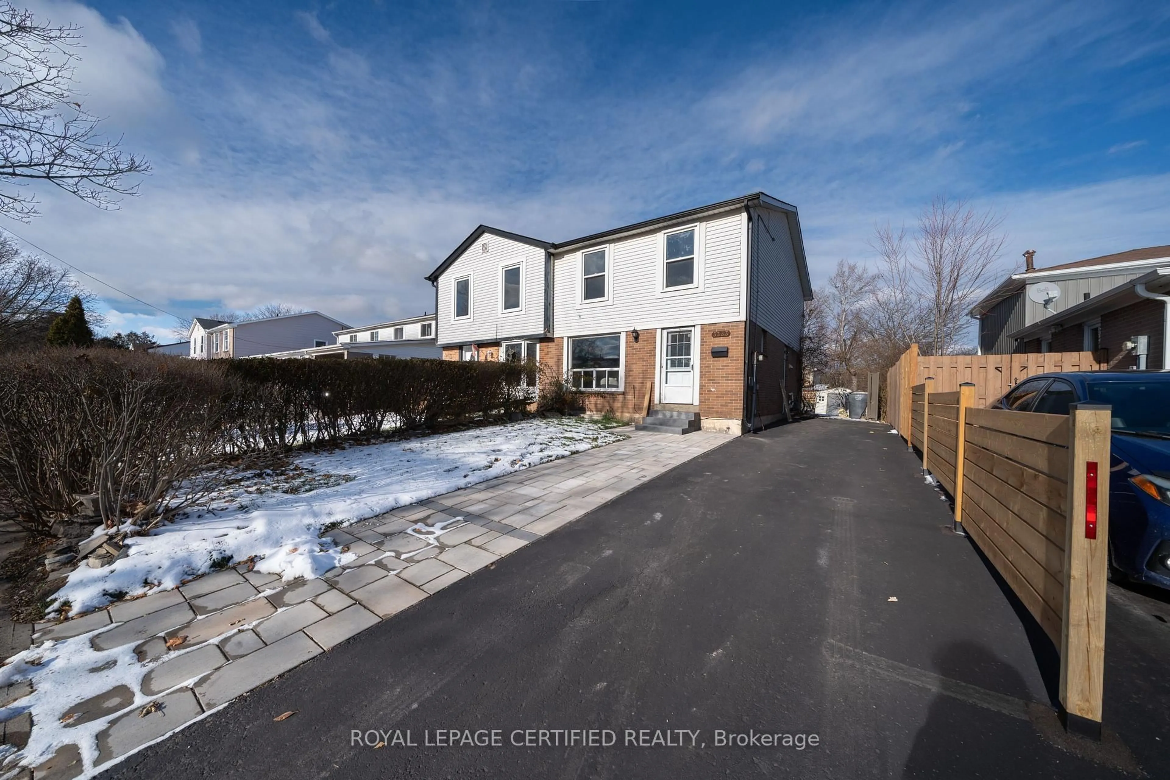 A pic from outside/outdoor area/front of a property/back of a property/a pic from drone, street for 3333 Mainsail Cres, Mississauga Ontario L5L 1H3