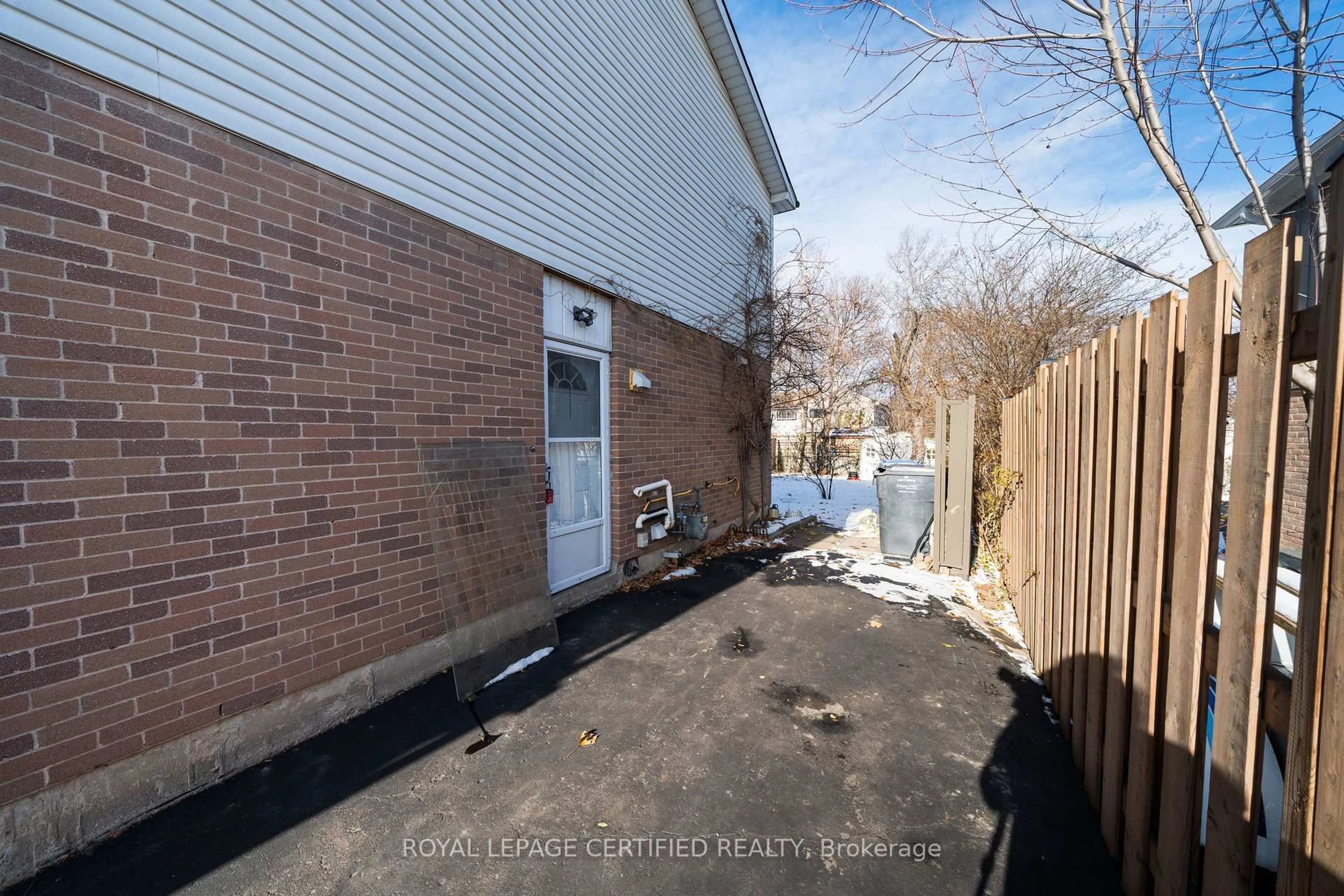 A pic from outside/outdoor area/front of a property/back of a property/a pic from drone, street for 3333 Mainsail Cres, Mississauga Ontario L5L 1H3