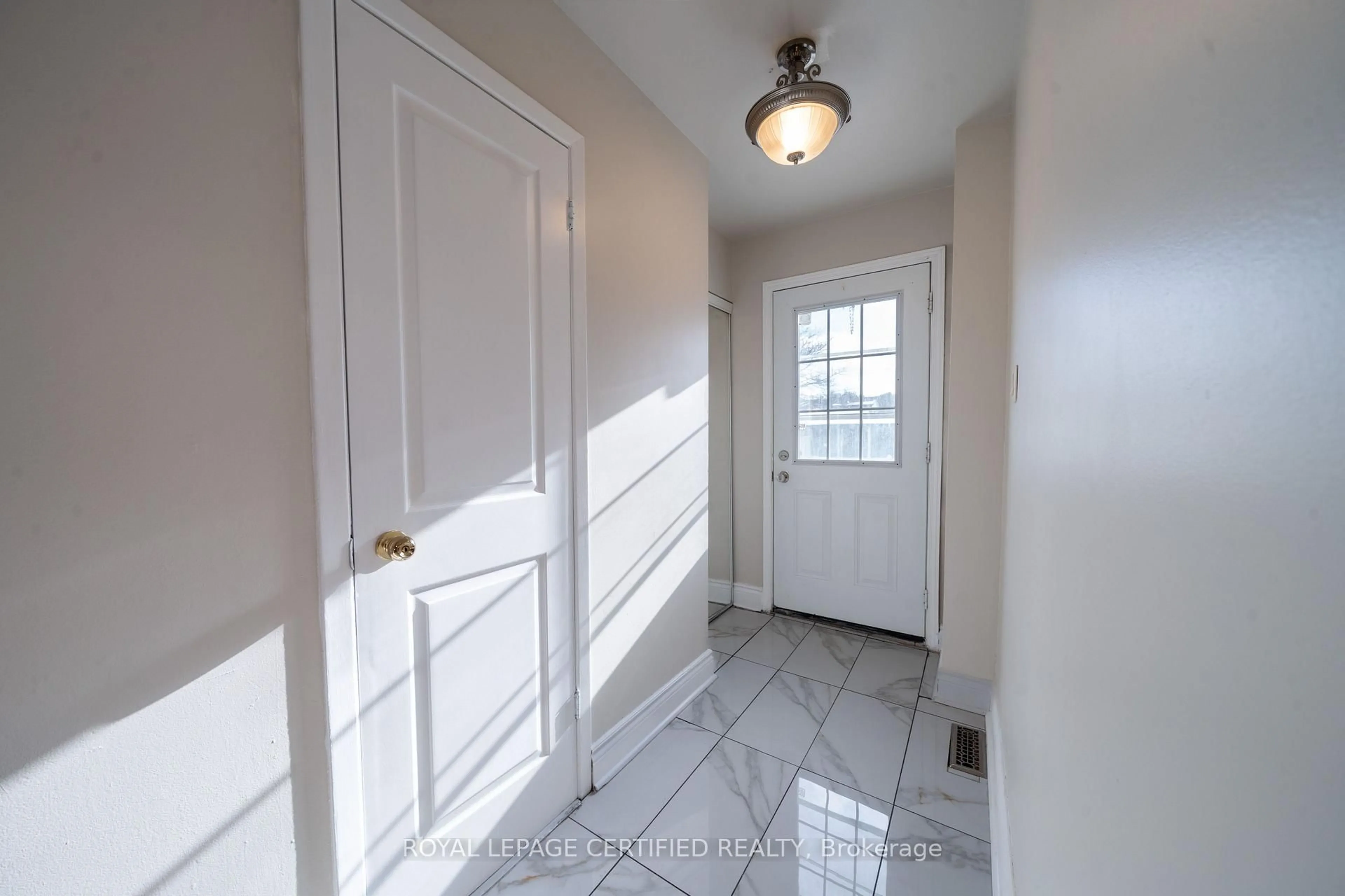 Indoor entryway for 3333 Mainsail Cres, Mississauga Ontario L5L 1H3