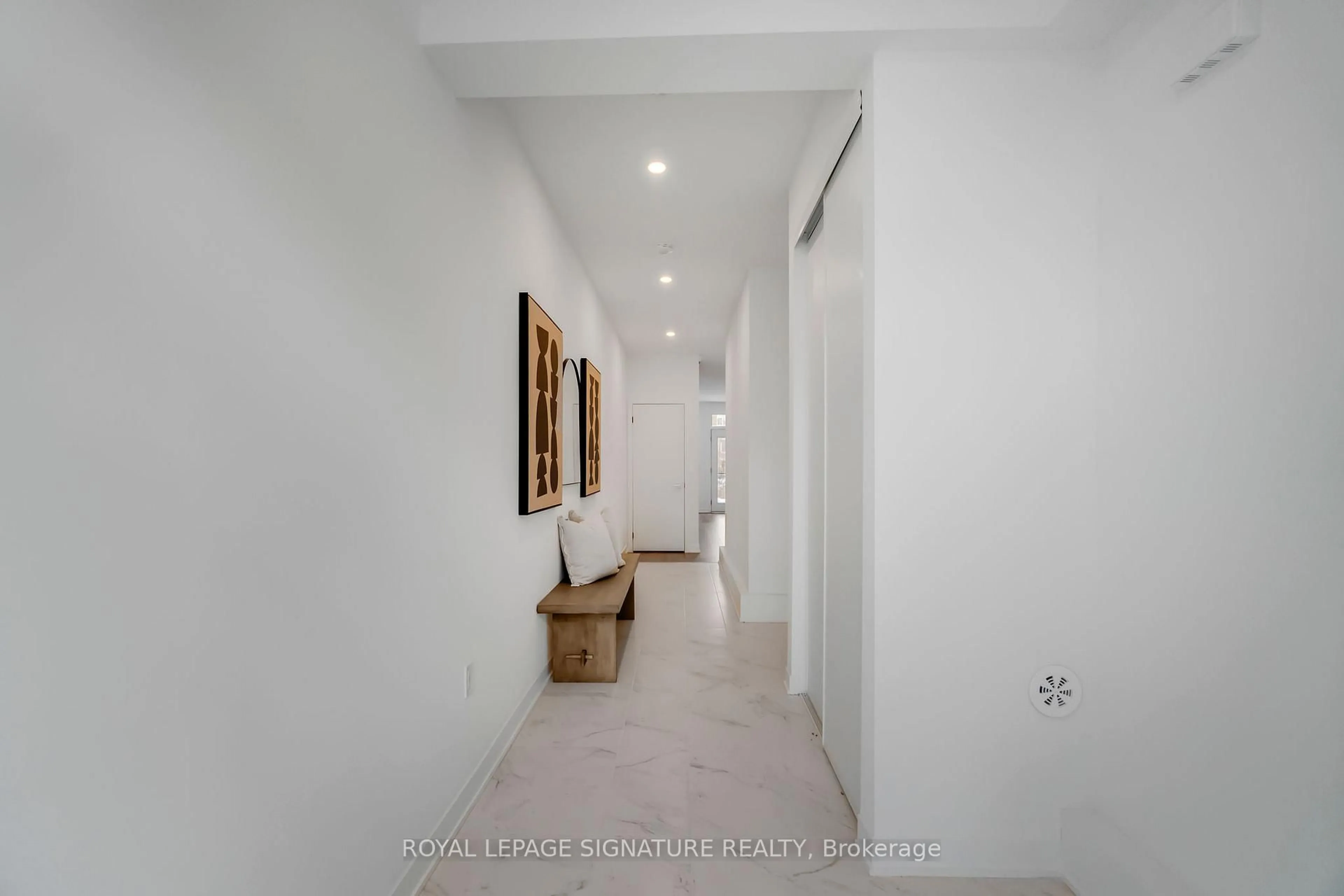 Indoor foyer for 3047 Trailside Dr, Oakville Ontario L6M 4M2