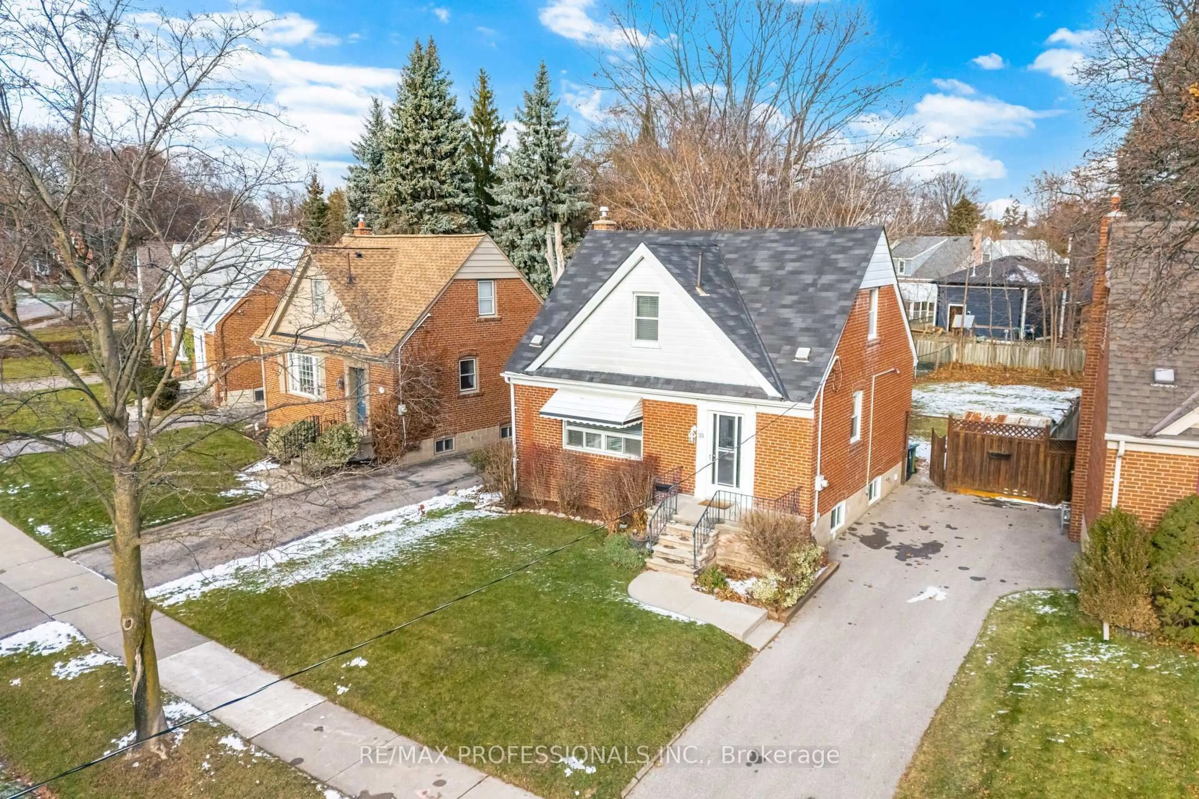 A pic from outside/outdoor area/front of a property/back of a property/a pic from drone, street for 35 Westleigh Cres, Toronto Ontario M8W 3Z6