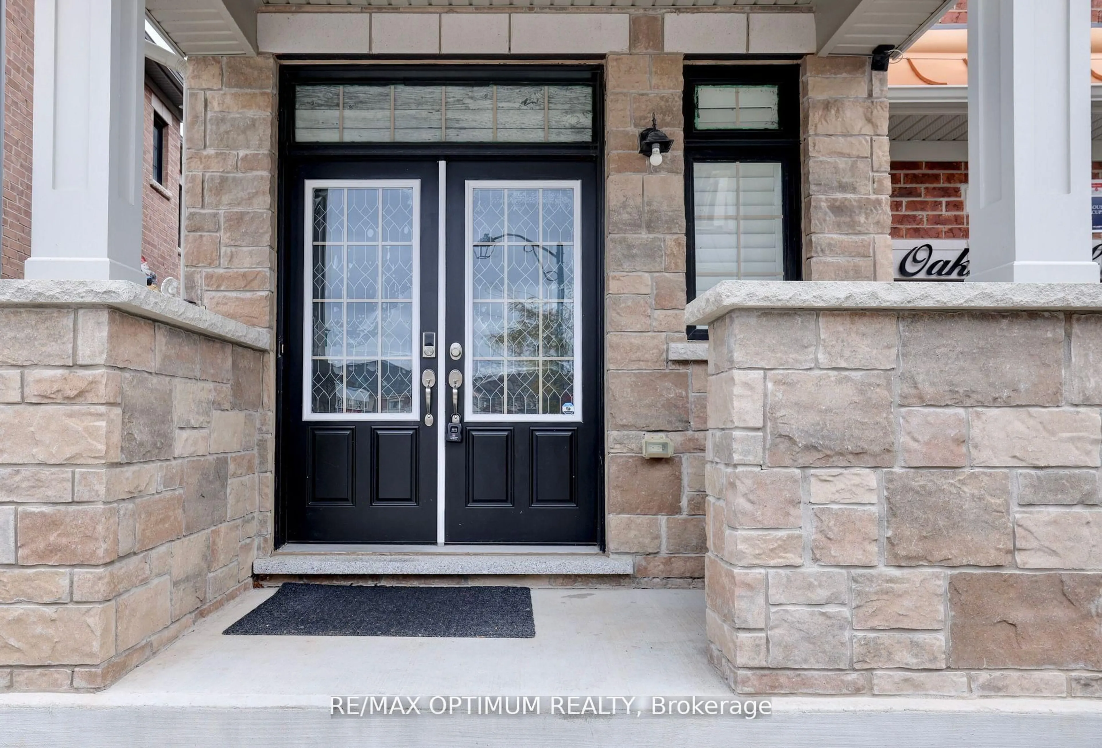 Indoor entryway for 42 OAKMORE Lane, Brampton Ontario L6Y 6H5