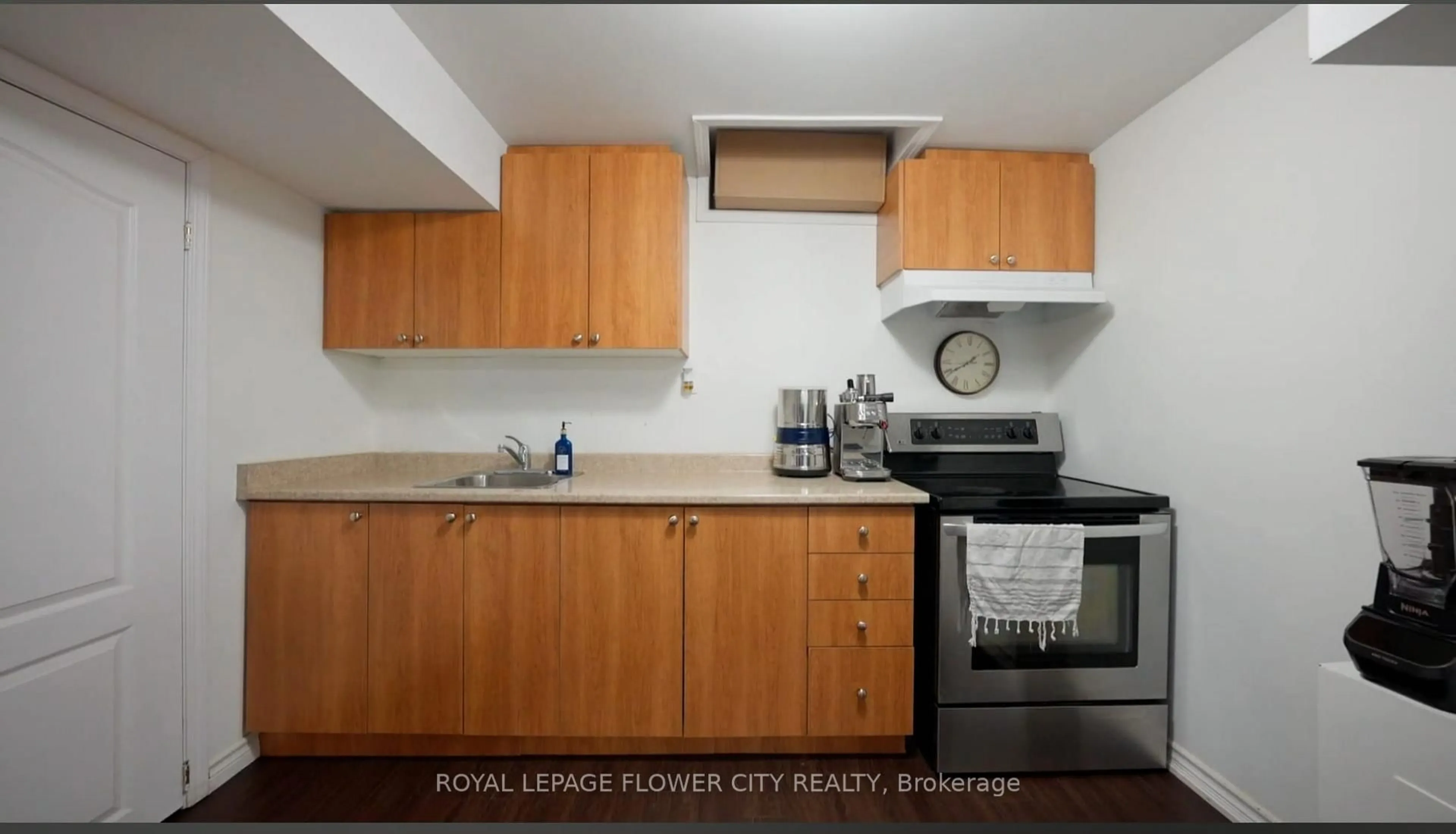 Standard kitchen, wood/laminate floor for 32 Payton Crt, Brampton Ontario L6W 3Y9