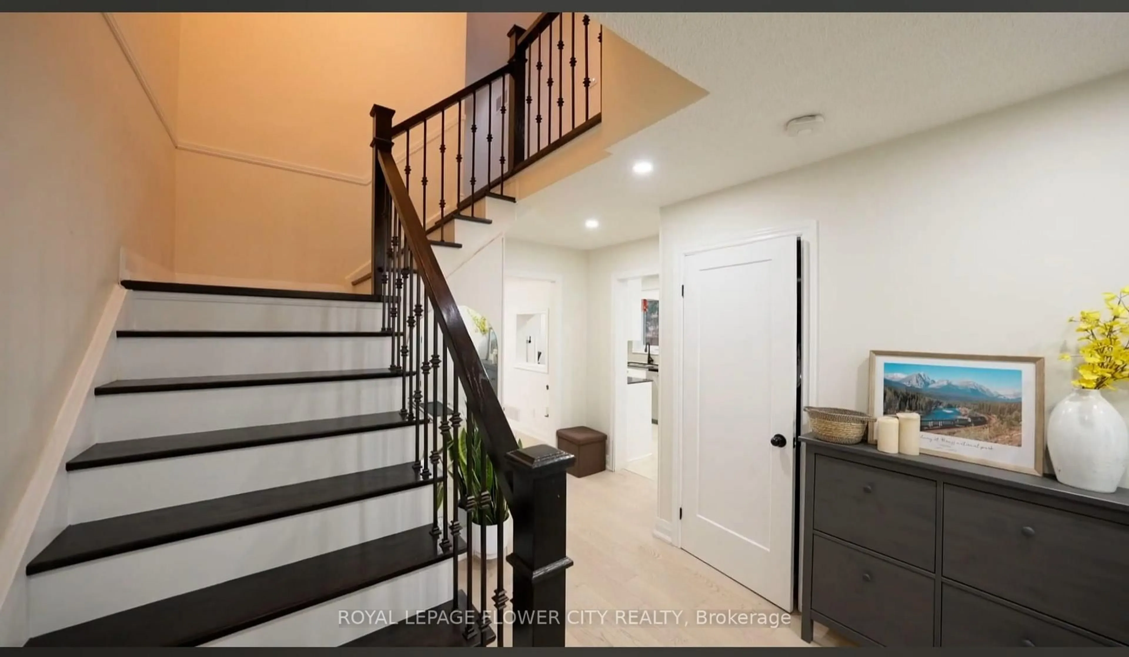 Indoor entryway for 32 Payton Crt, Brampton Ontario L6W 3Y9