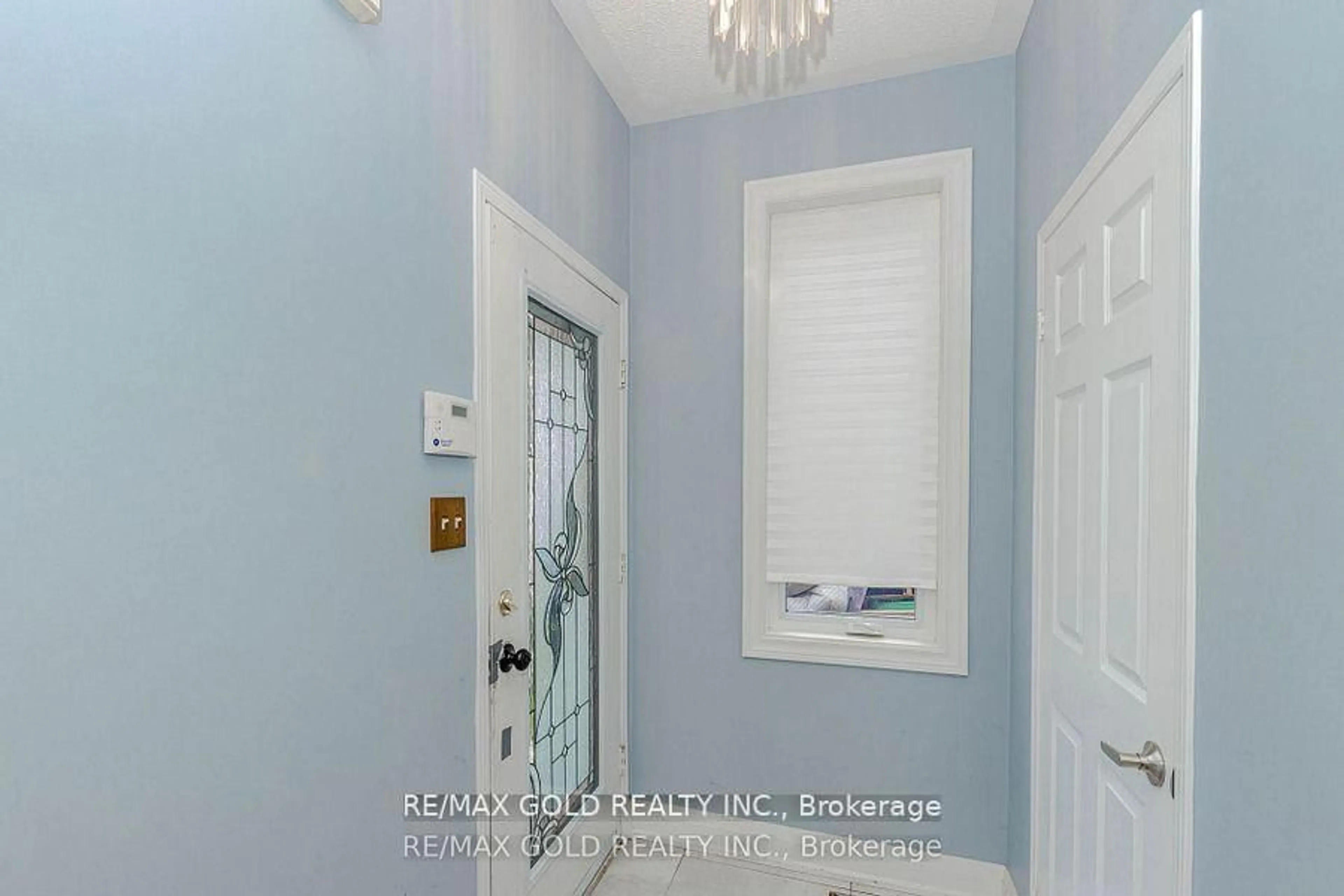 Indoor entryway for 139 Chipmunk Cres, Brampton Ontario L6R 1B7