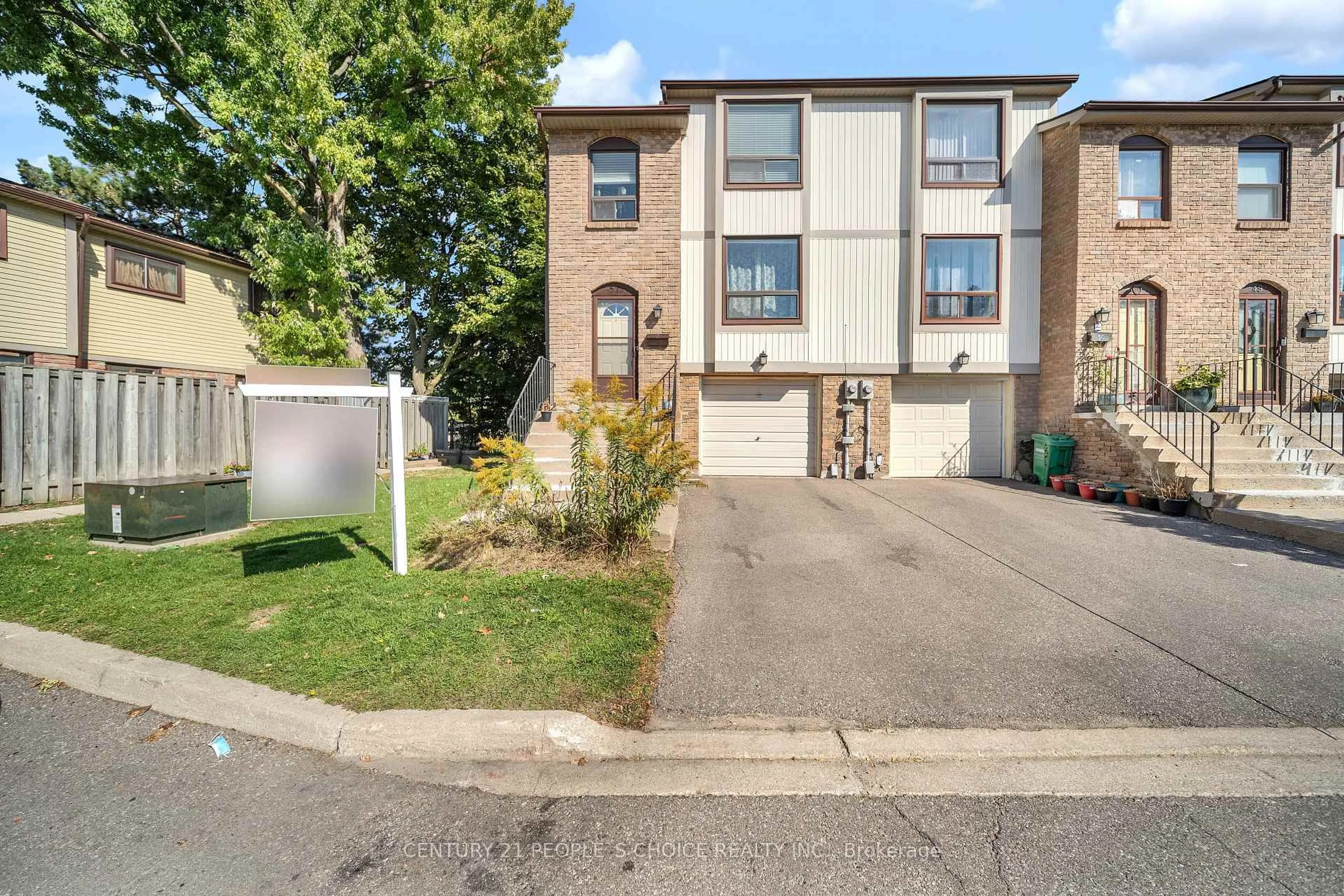 A pic from outside/outdoor area/front of a property/back of a property/a pic from drone, street for 51 Mcmullen Cres, Brampton Ontario L6S 3M2