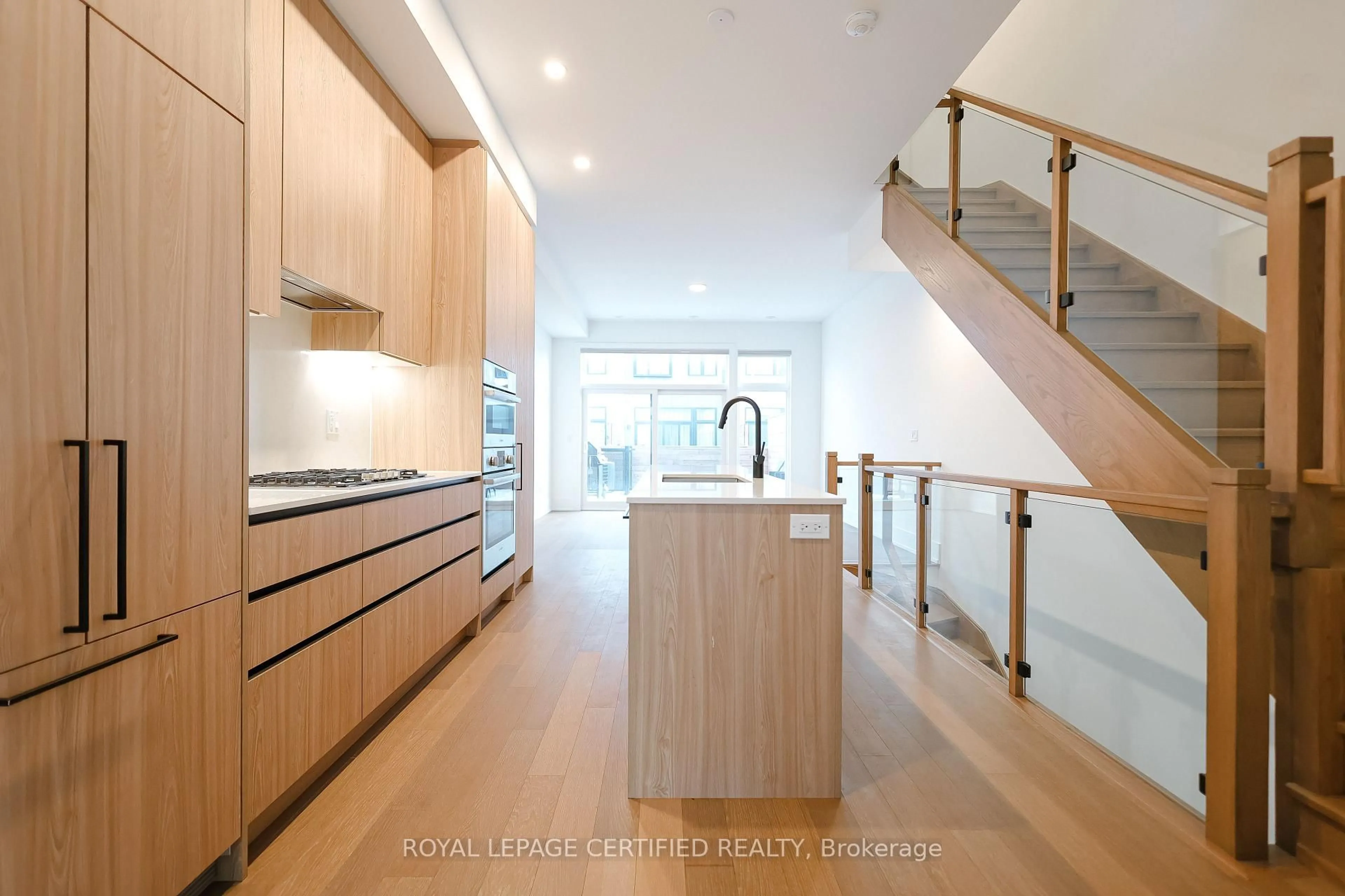 Contemporary kitchen, wood/laminate floor for 50 COVESIDE Dr #30, Mississauga Ontario L5H 0B2