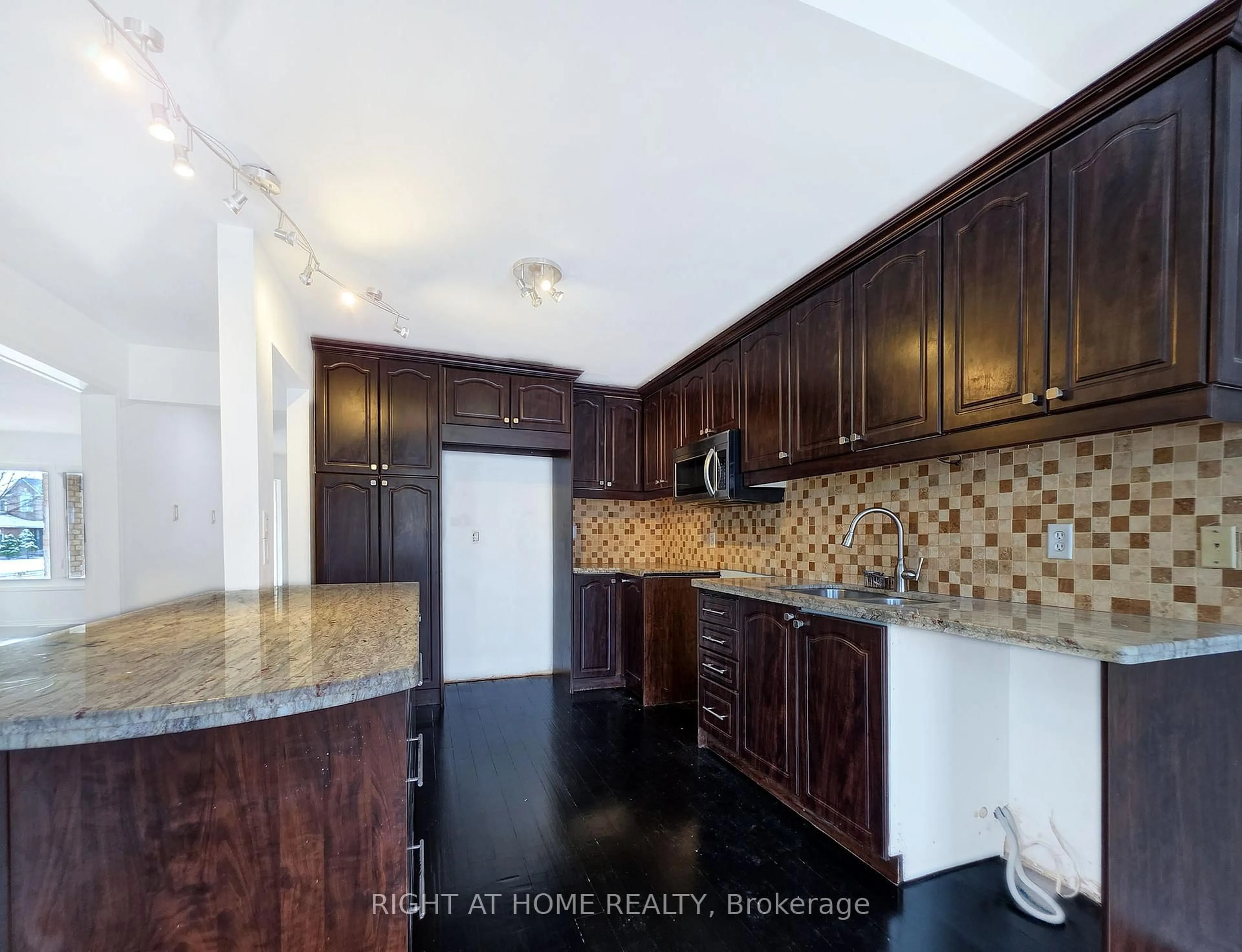 Open concept kitchen, ceramic/tile floor for 6 Buffridge Tr, Brampton Ontario L7A 1H2