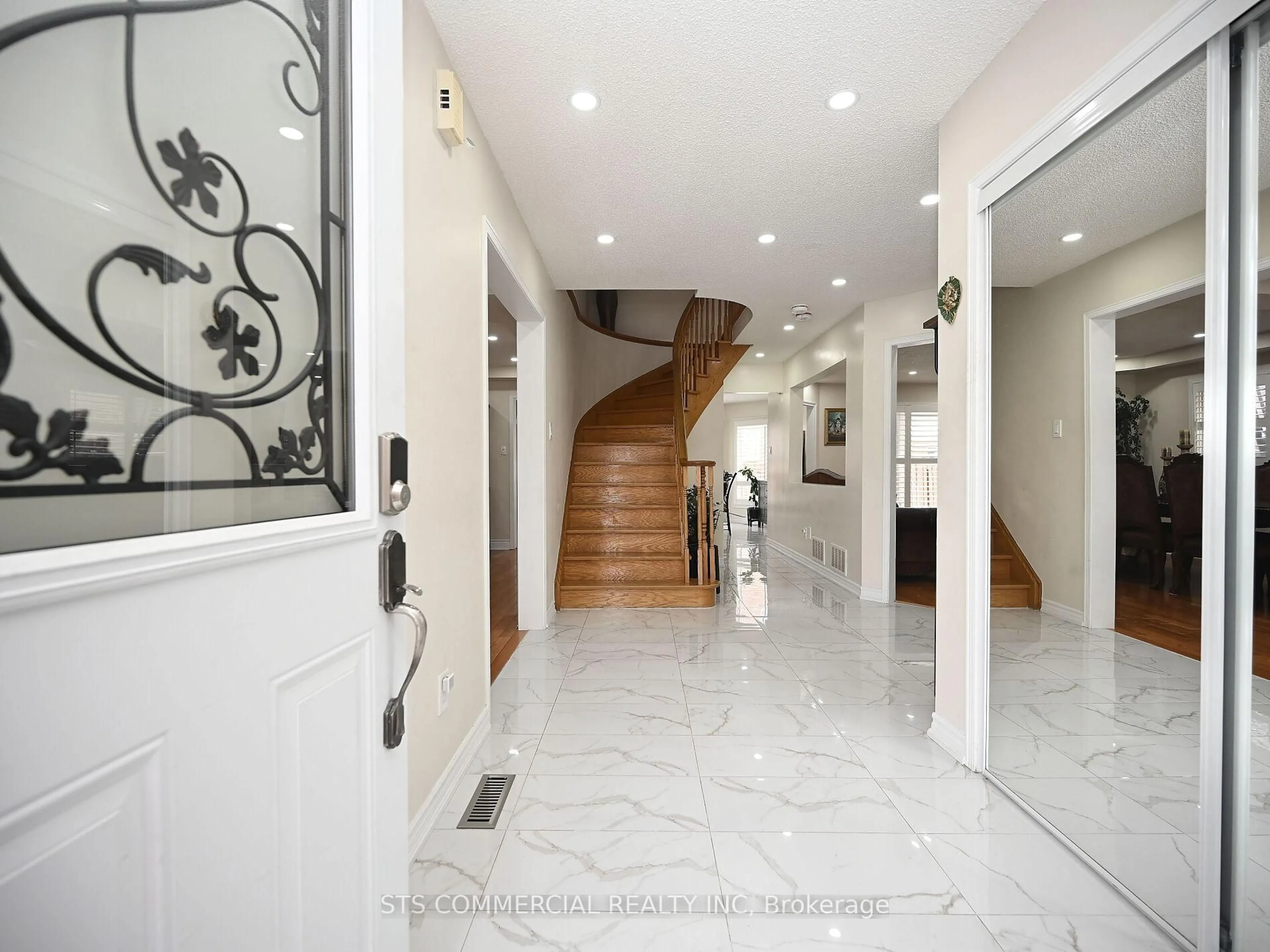 Indoor foyer for 72 Adirondack Cres, Brampton Ontario L6R 1E3