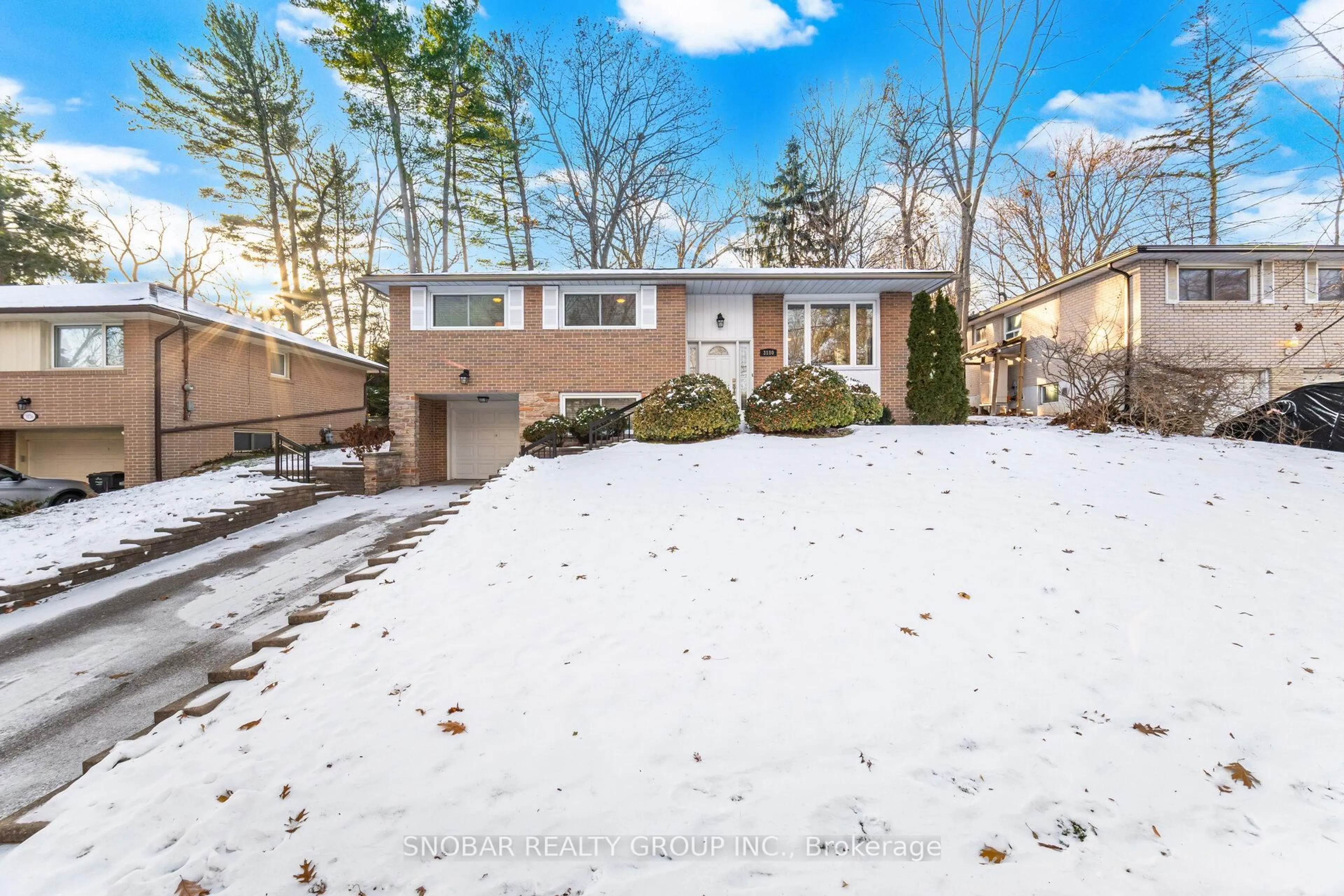 Home with vinyl exterior material, street for 3180 The Credit Woodlands, Mississauga Ontario L5C 2J4