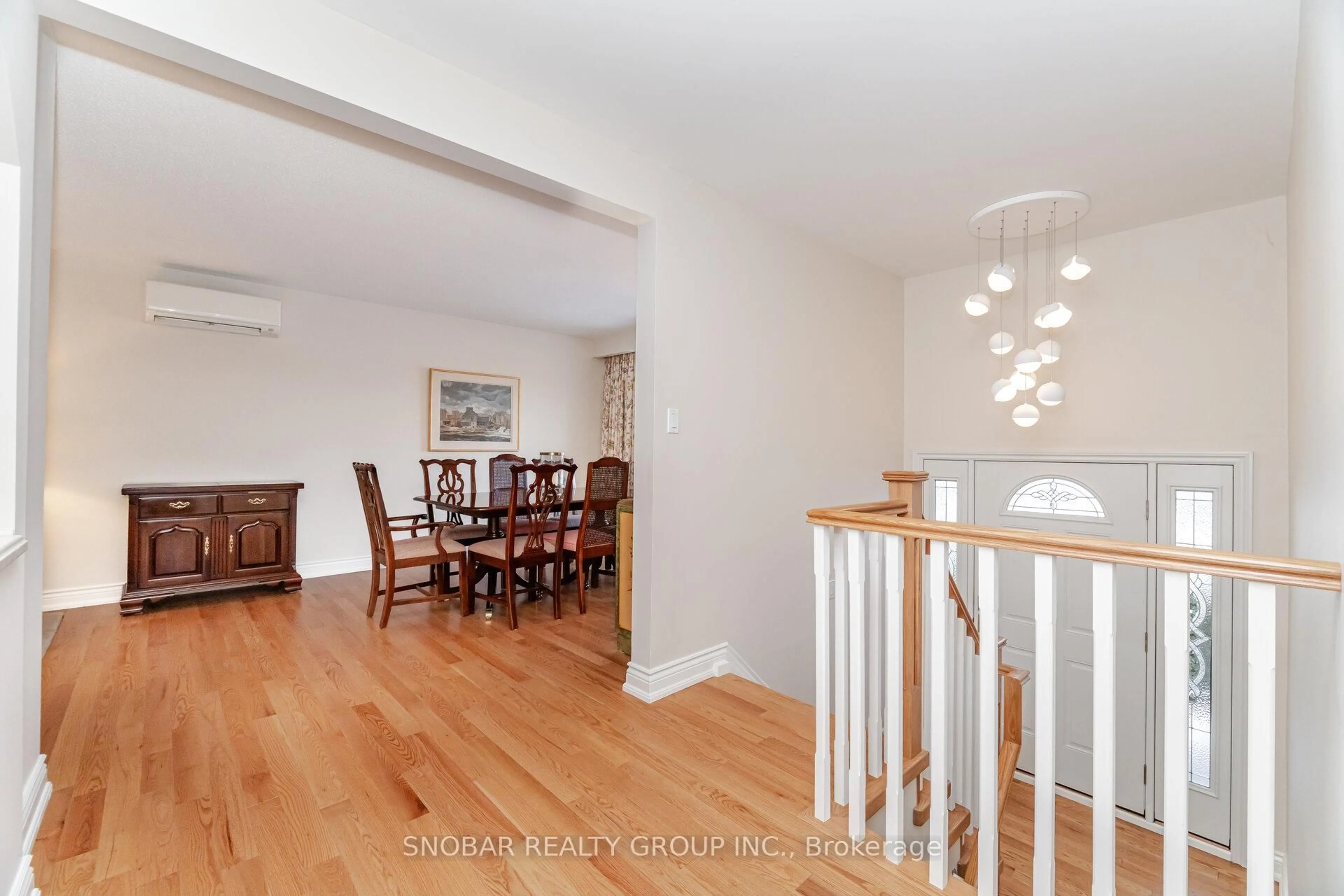 Indoor foyer for 3180 The Credit Woodlands, Mississauga Ontario L5C 2J4