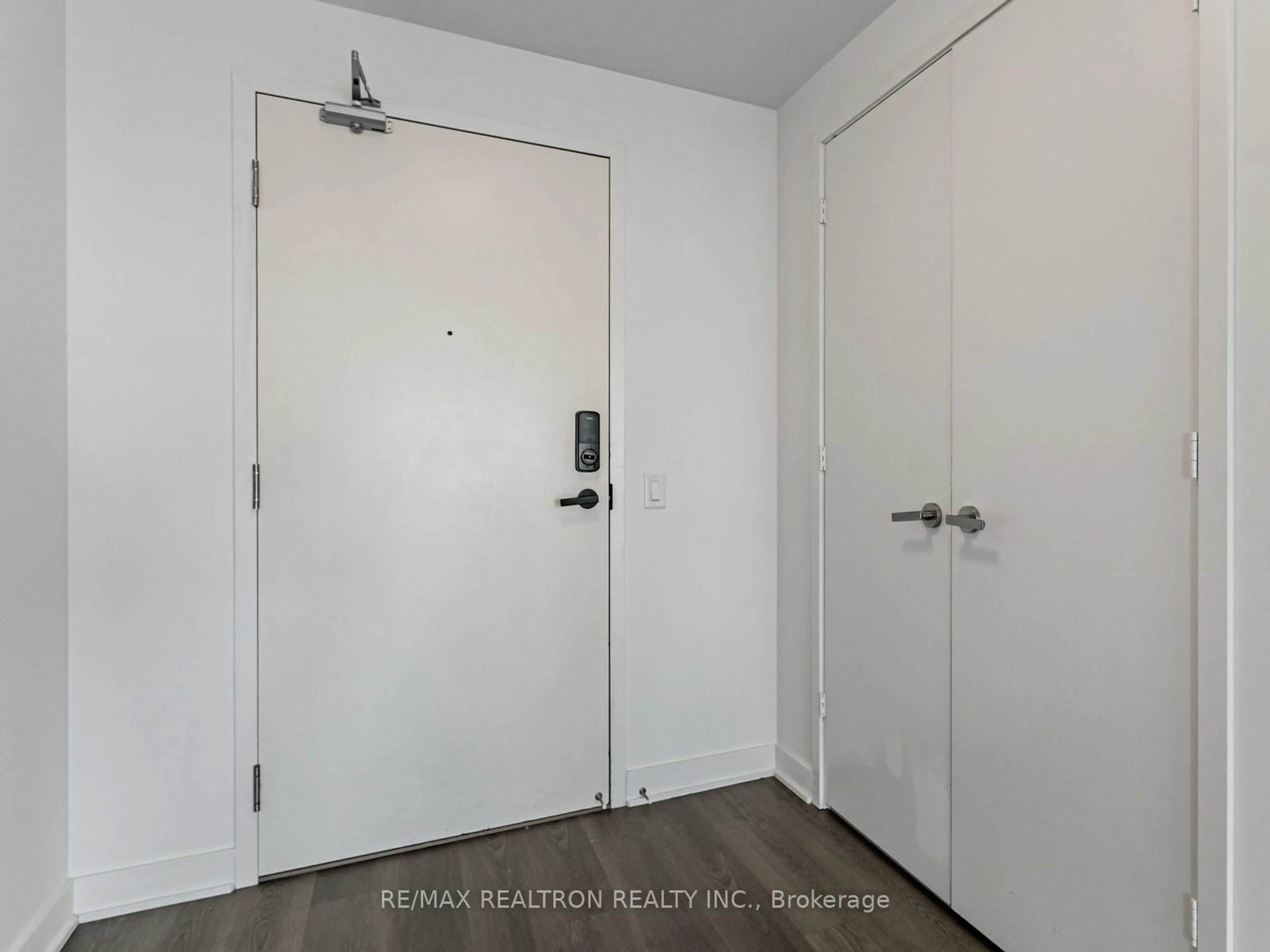 Indoor entryway for 3900 Confederation Pkwy #1612, Mississauga Ontario L5B 0M3