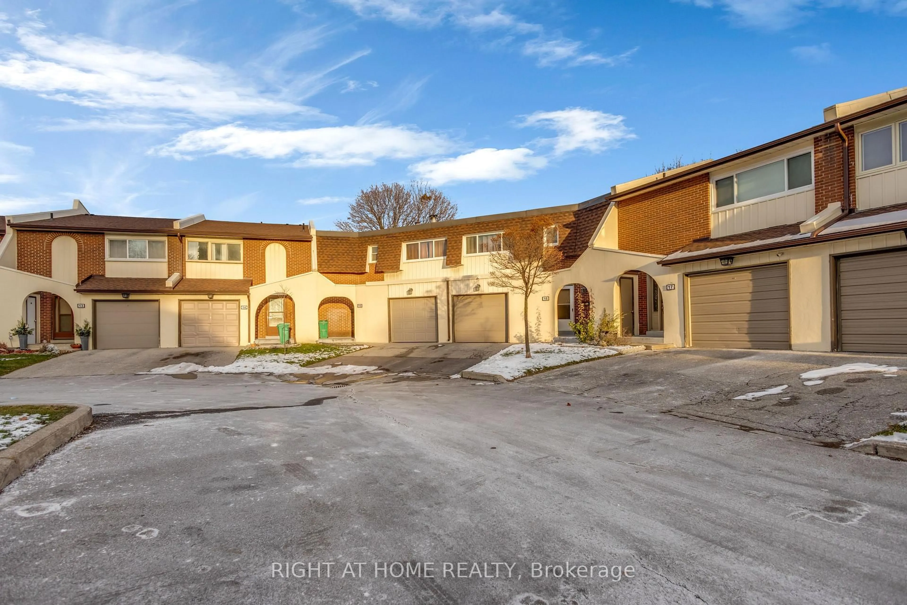 A pic from outside/outdoor area/front of a property/back of a property/a pic from drone, street for 41 Mississauga Valley Blvd ##15, Mississauga Ontario L5A 3N5