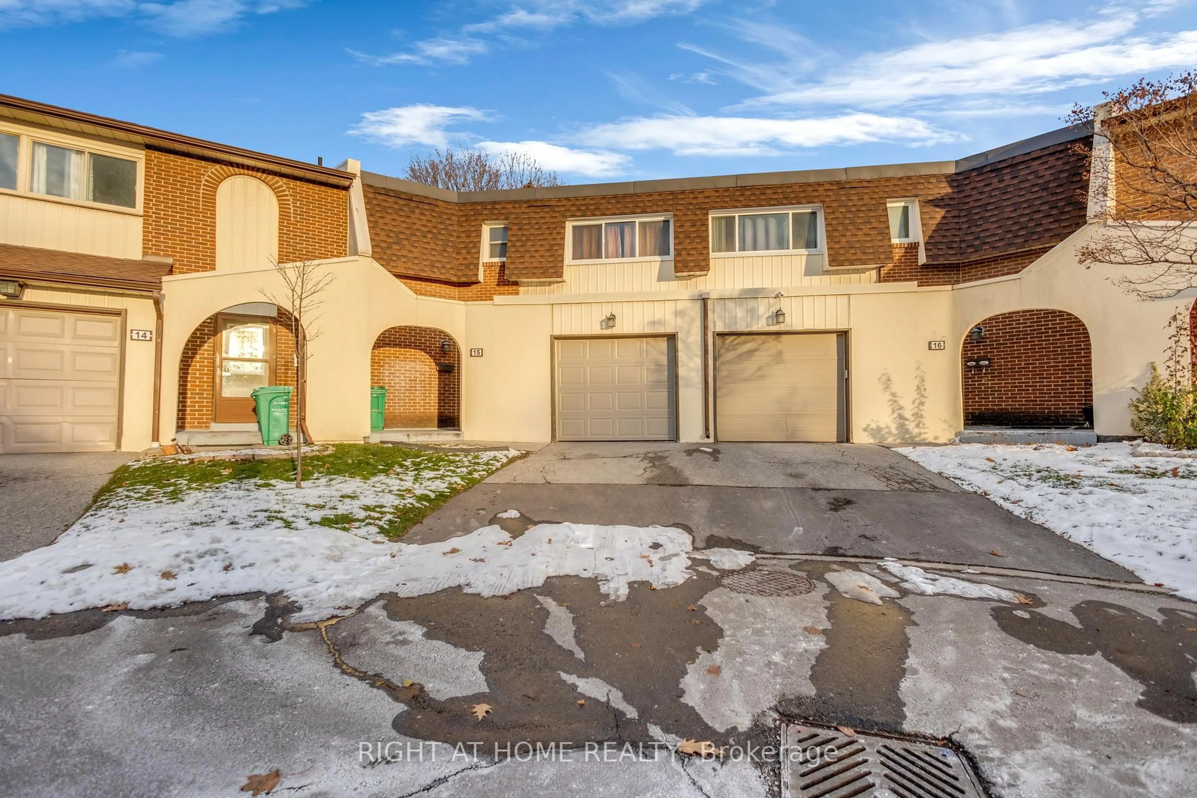 A pic from outside/outdoor area/front of a property/back of a property/a pic from drone, street for 41 Mississauga Valley Blvd ##15, Mississauga Ontario L5A 3N5