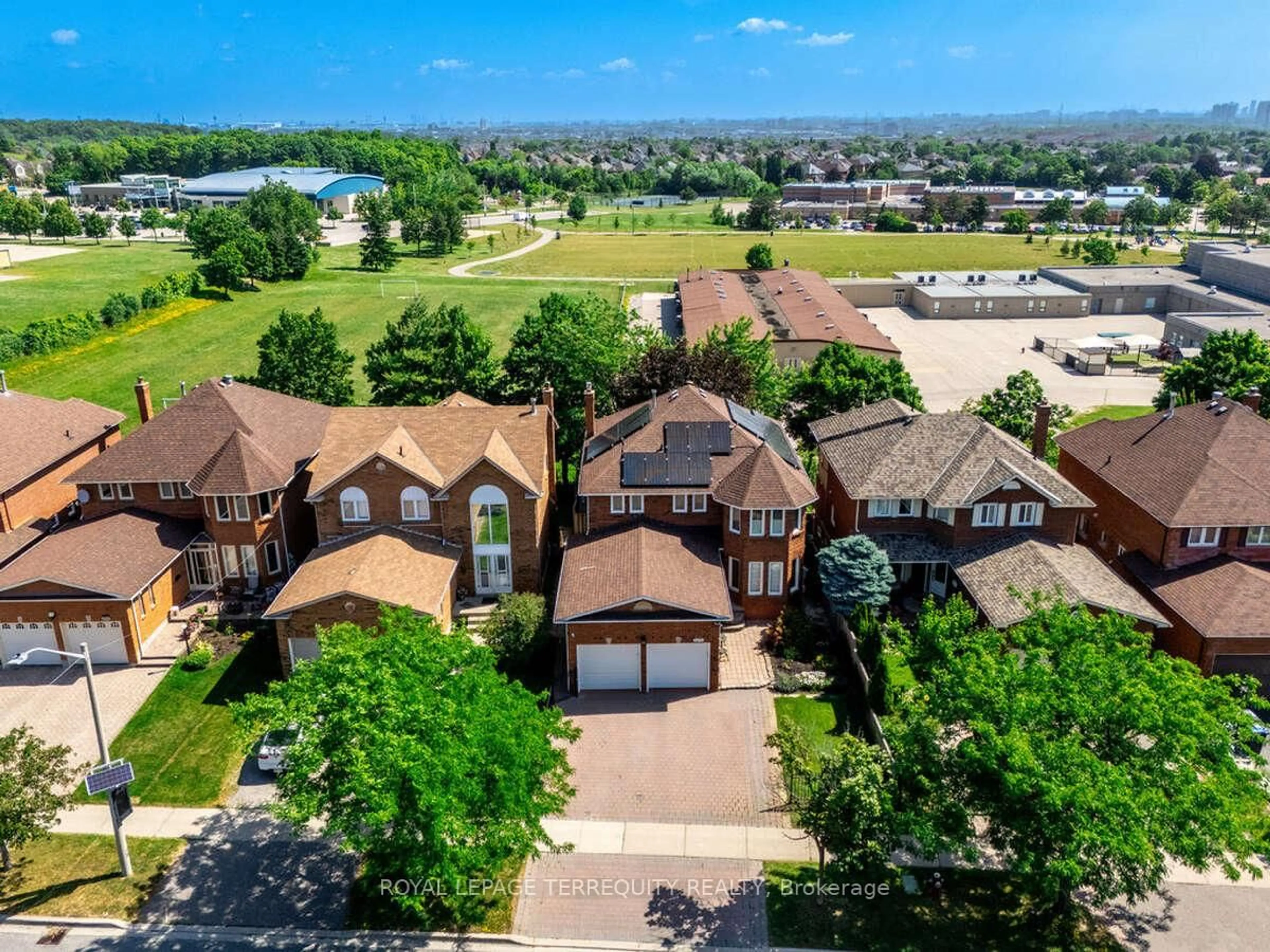 A pic from outside/outdoor area/front of a property/back of a property/a pic from drone, street for 5275 Thornwood Dr, Mississauga Ontario L4Z 3J3