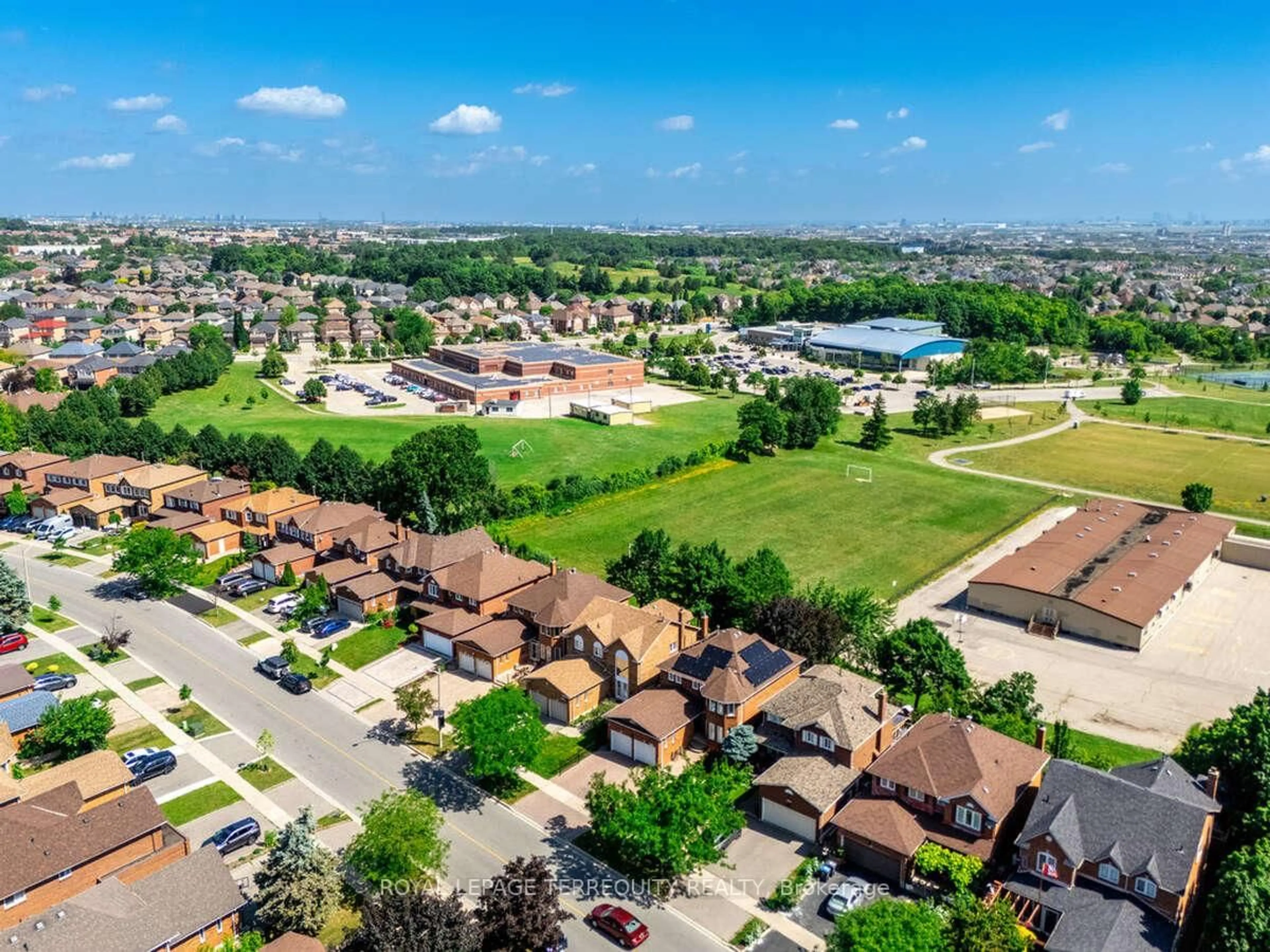 A pic from outside/outdoor area/front of a property/back of a property/a pic from drone, street for 5275 Thornwood Dr, Mississauga Ontario L4Z 3J3