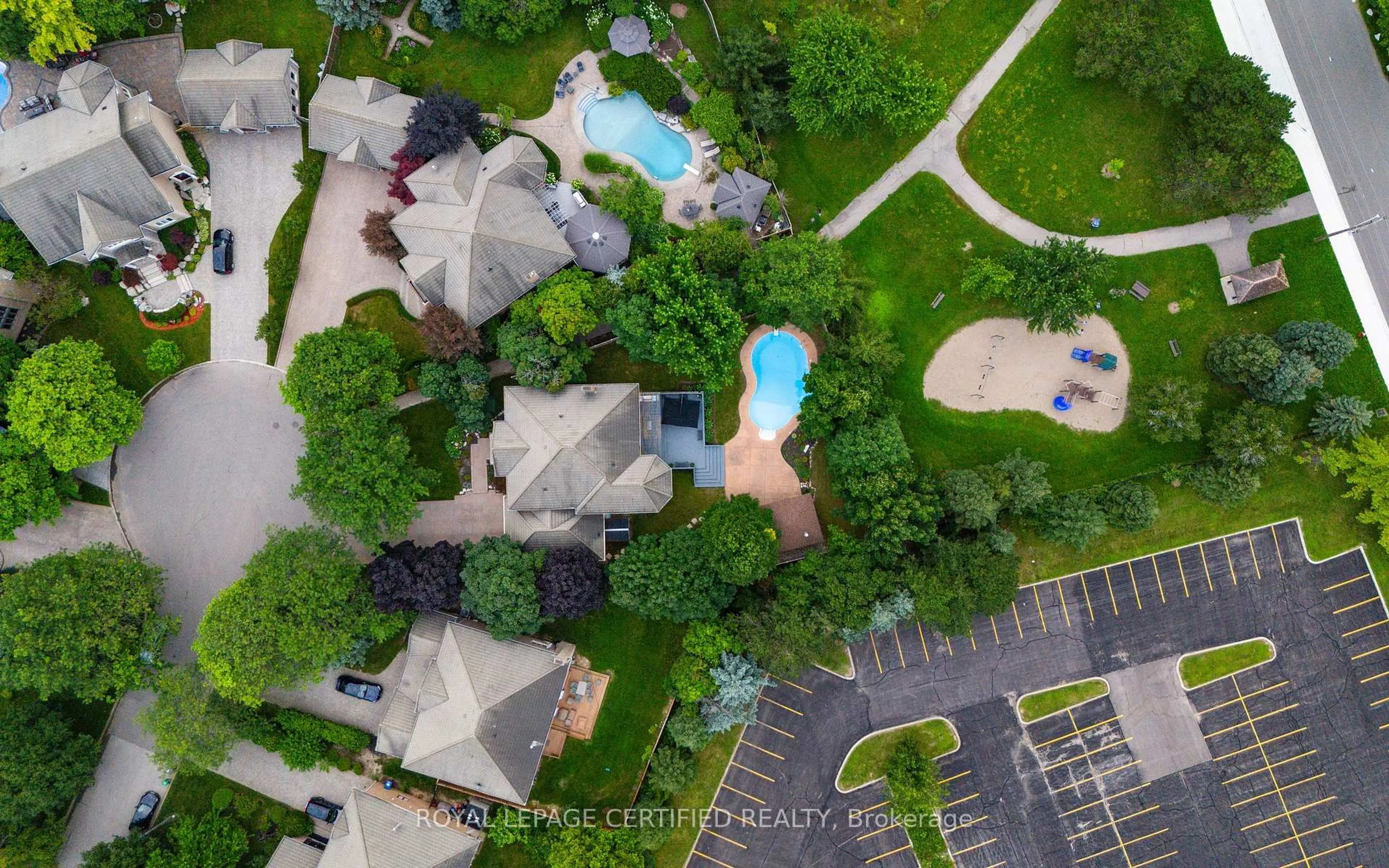 A pic from outside/outdoor area/front of a property/back of a property/a pic from drone, unknown for 5103 Royal Mills Crt, Mississauga Ontario L5M 4X9