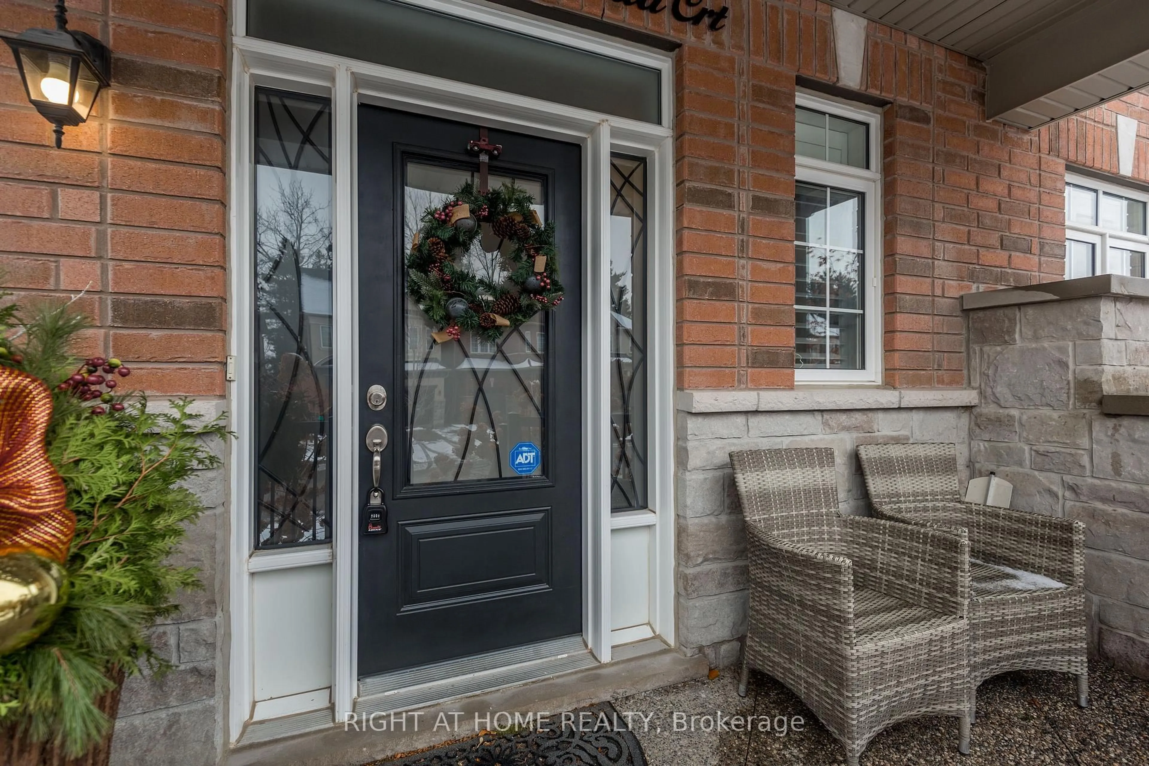 Indoor entryway for 102 Upper Canada Crt, Halton Hills Ontario L7G 0L2