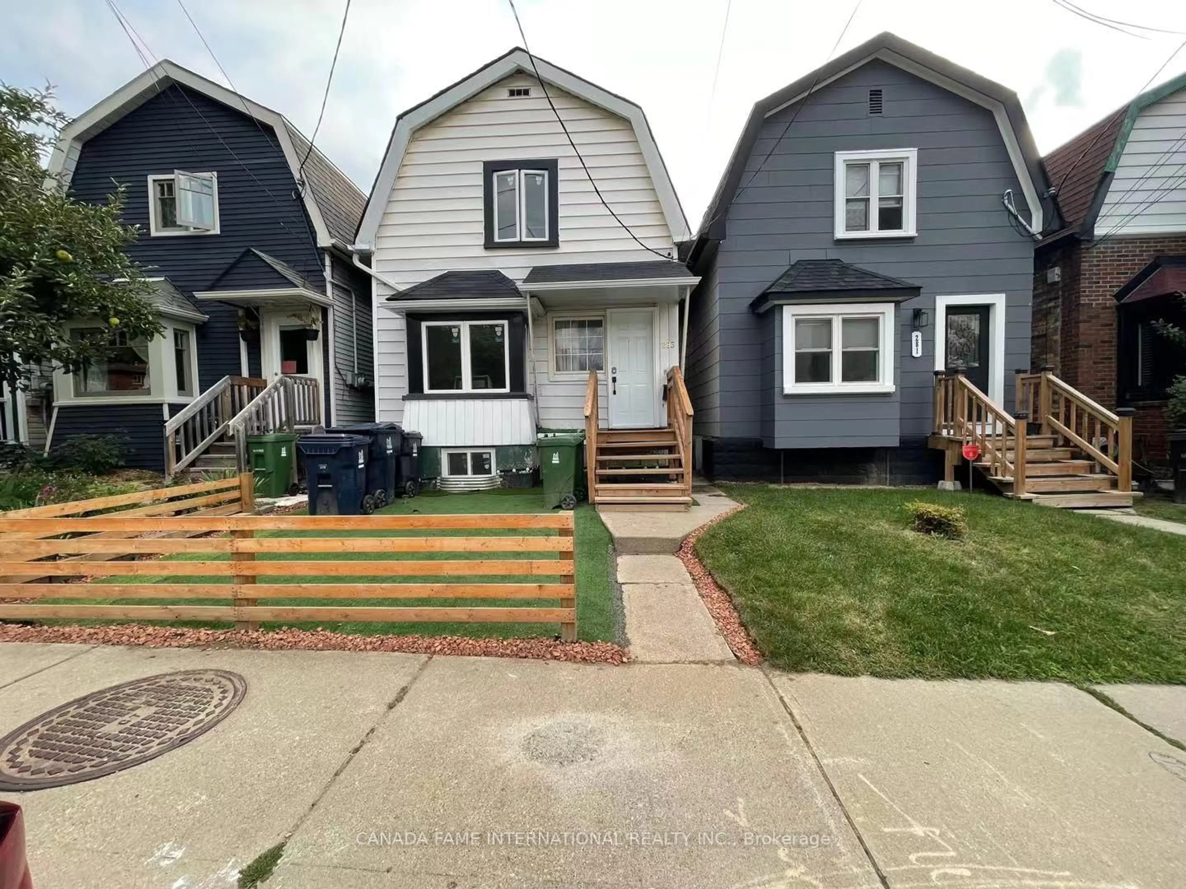 Home with vinyl exterior material, street for 283 Harvie Ave, Toronto Ontario M6E 4L1