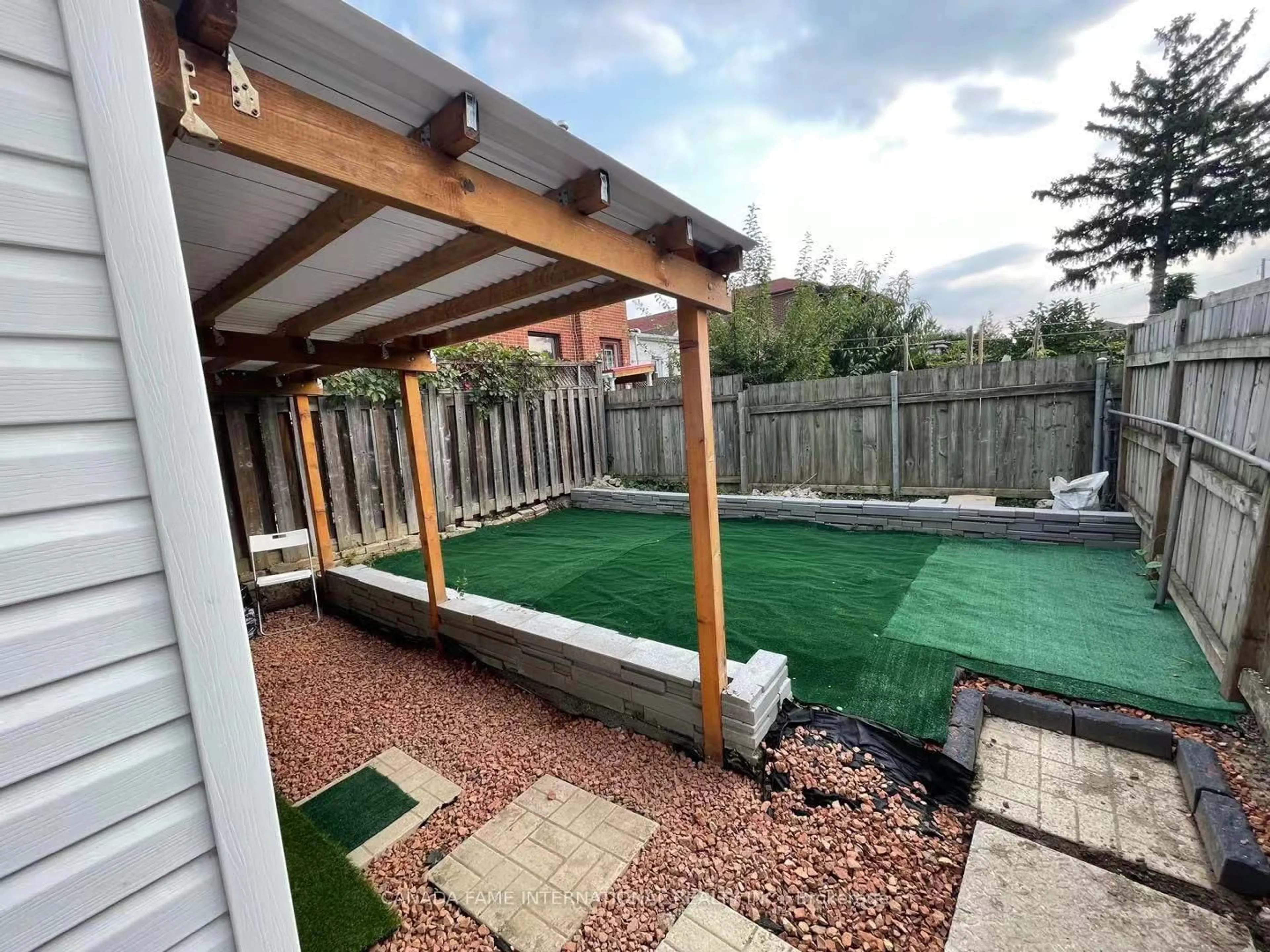 Patio, street for 283 Harvie Ave, Toronto Ontario M6E 4L1