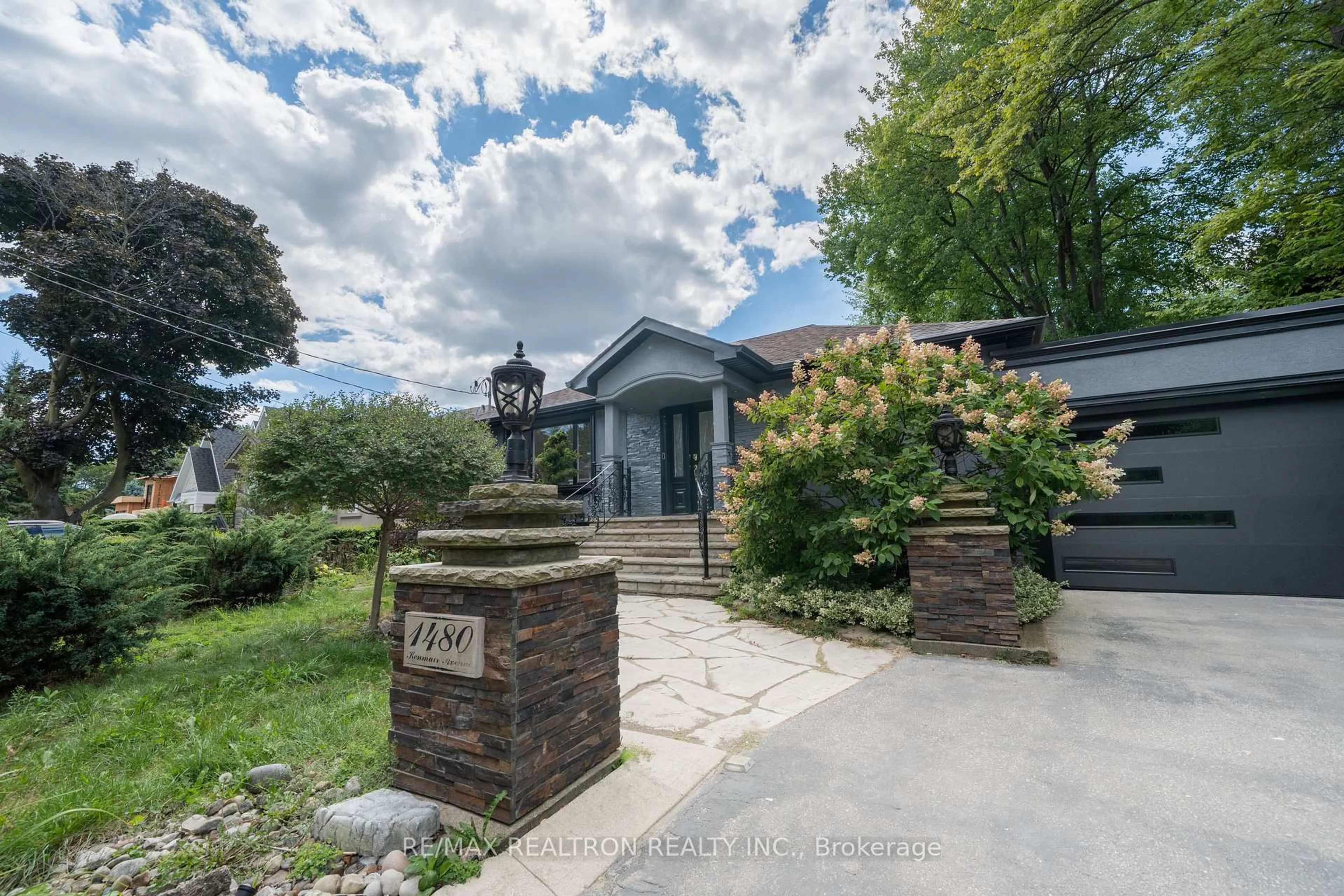 A pic from outside/outdoor area/front of a property/back of a property/a pic from drone, unknown for 1480 Kenmuir Ave, Mississauga Ontario L5G 4B5