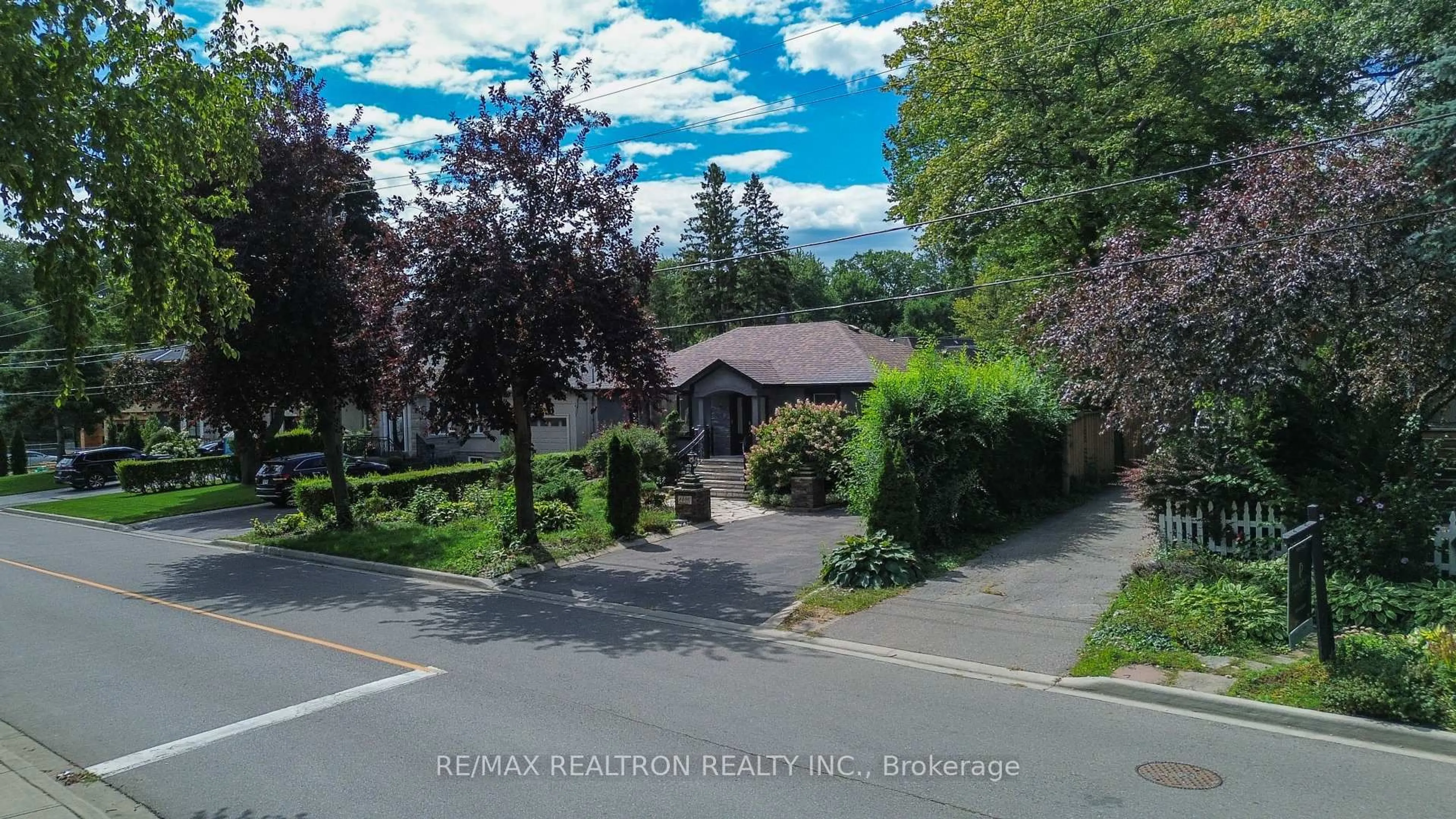A pic from outside/outdoor area/front of a property/back of a property/a pic from drone, street for 1480 Kenmuir Ave, Mississauga Ontario L5G 4B5