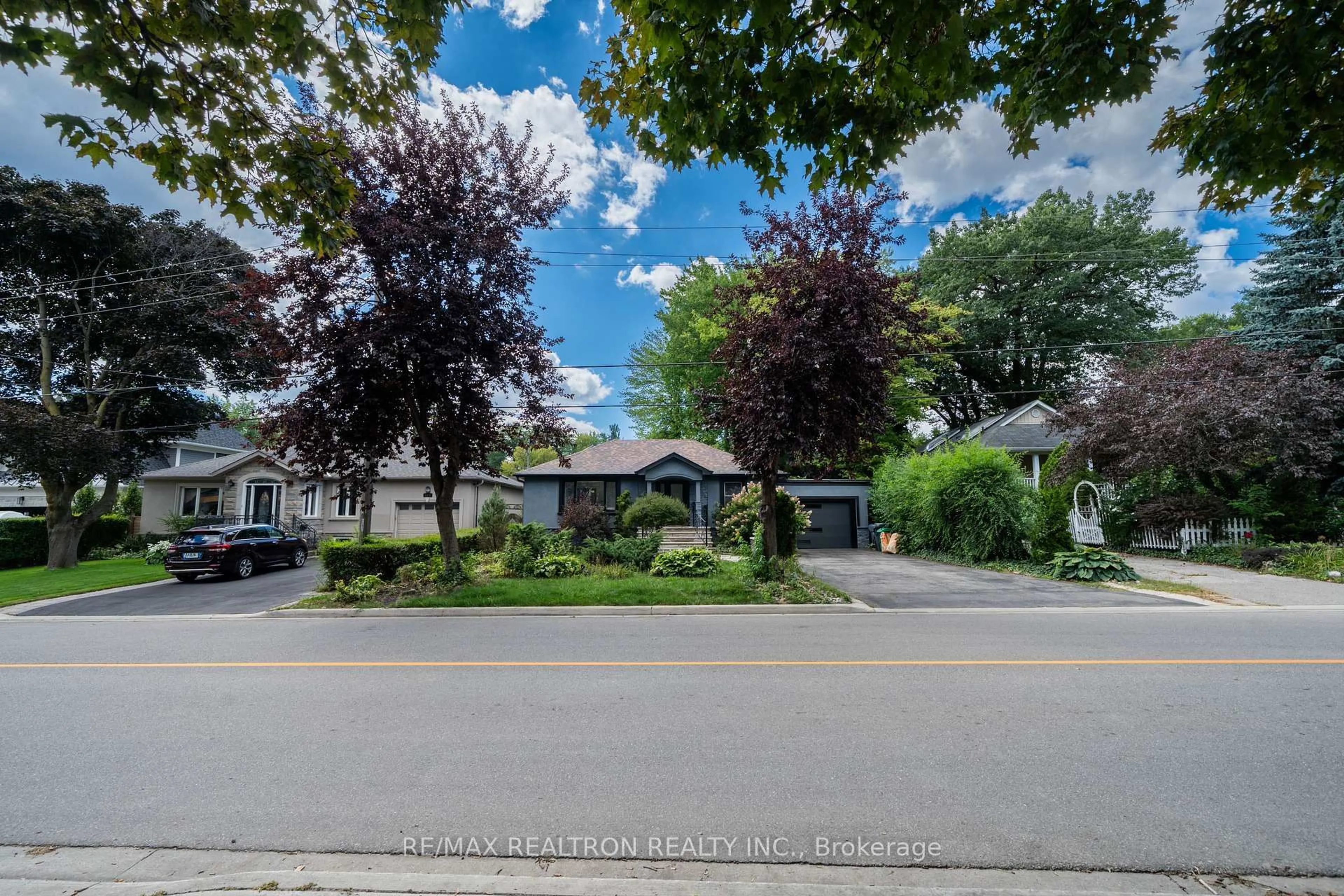 A pic from outside/outdoor area/front of a property/back of a property/a pic from drone, street for 1480 Kenmuir Ave, Mississauga Ontario L5G 4B5