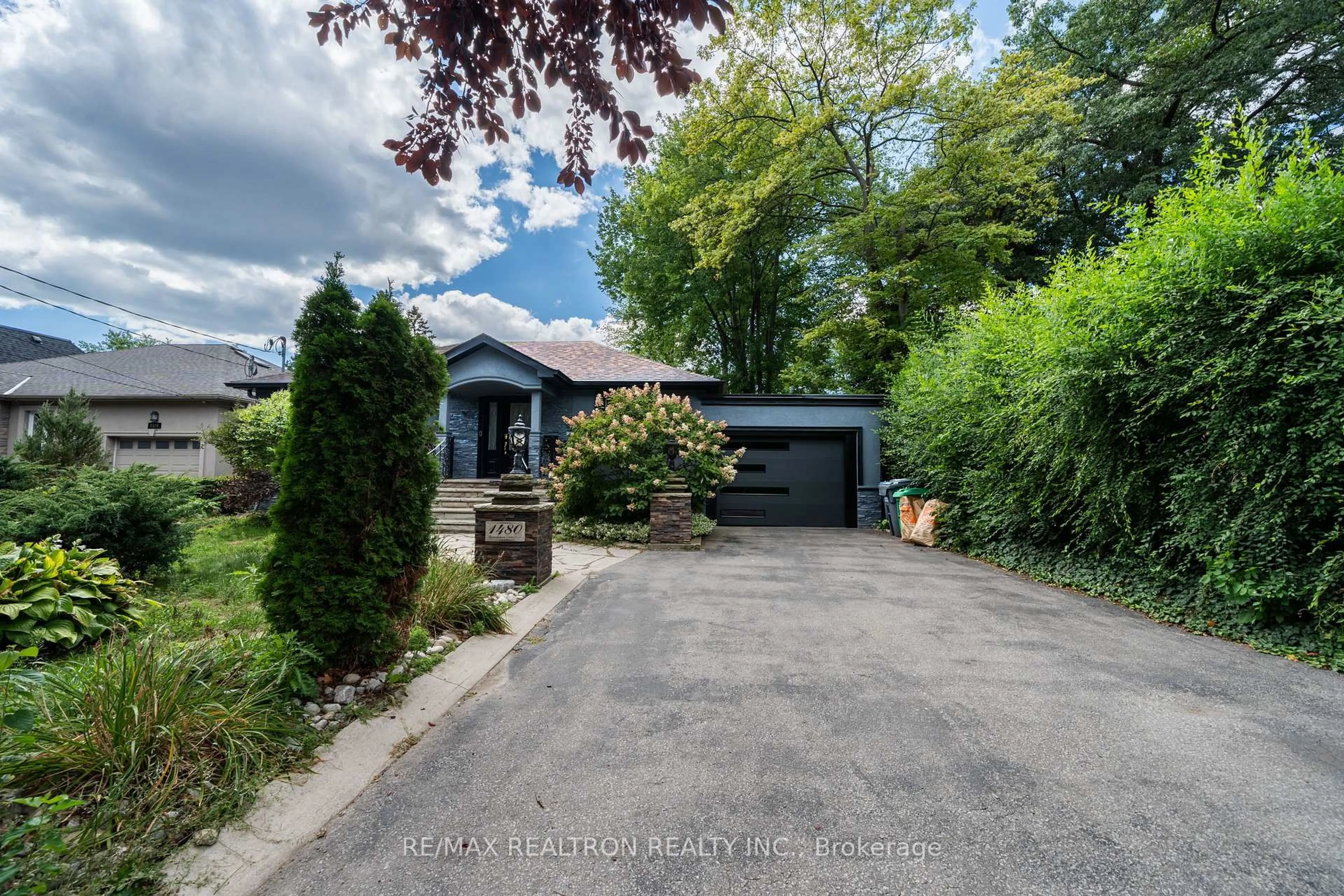 A pic from outside/outdoor area/front of a property/back of a property/a pic from drone, street for 1480 Kenmuir Ave, Mississauga Ontario L5G 4B5