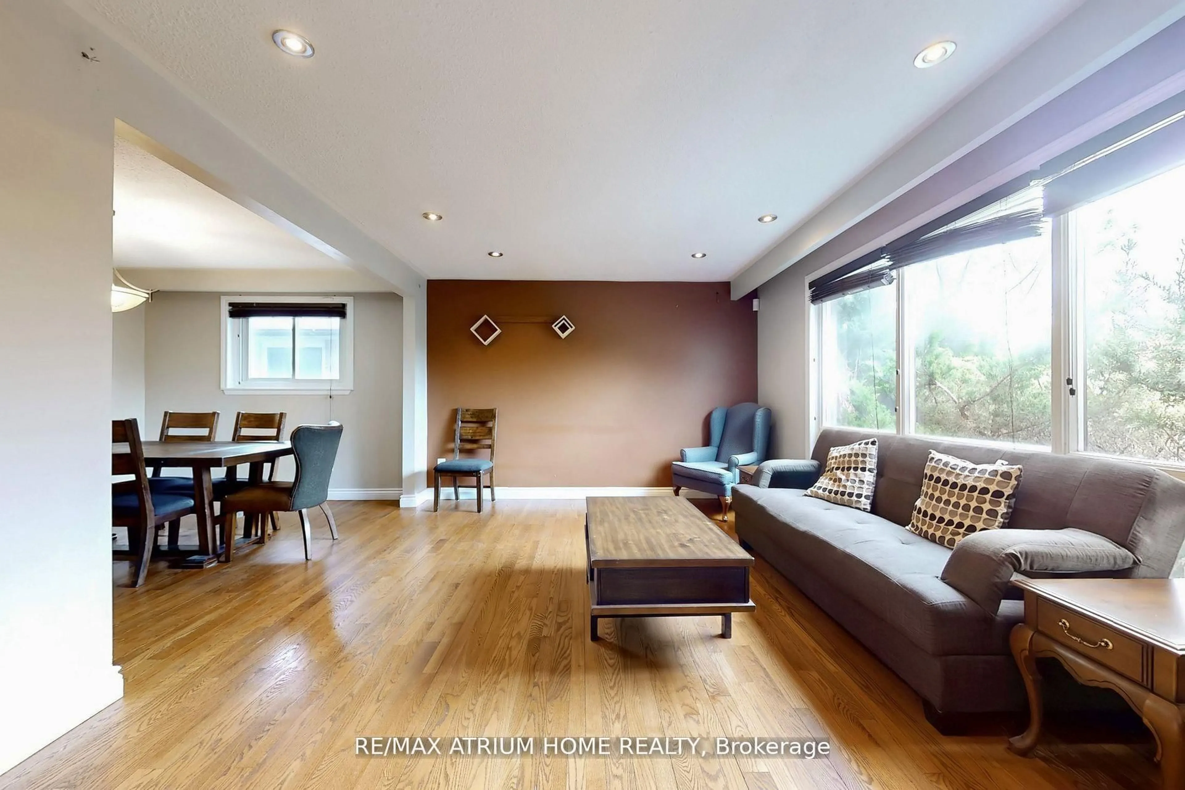 Living room with furniture, wood/laminate floor for 3672 Galeair Crt, Mississauga Ontario L5C 2H5