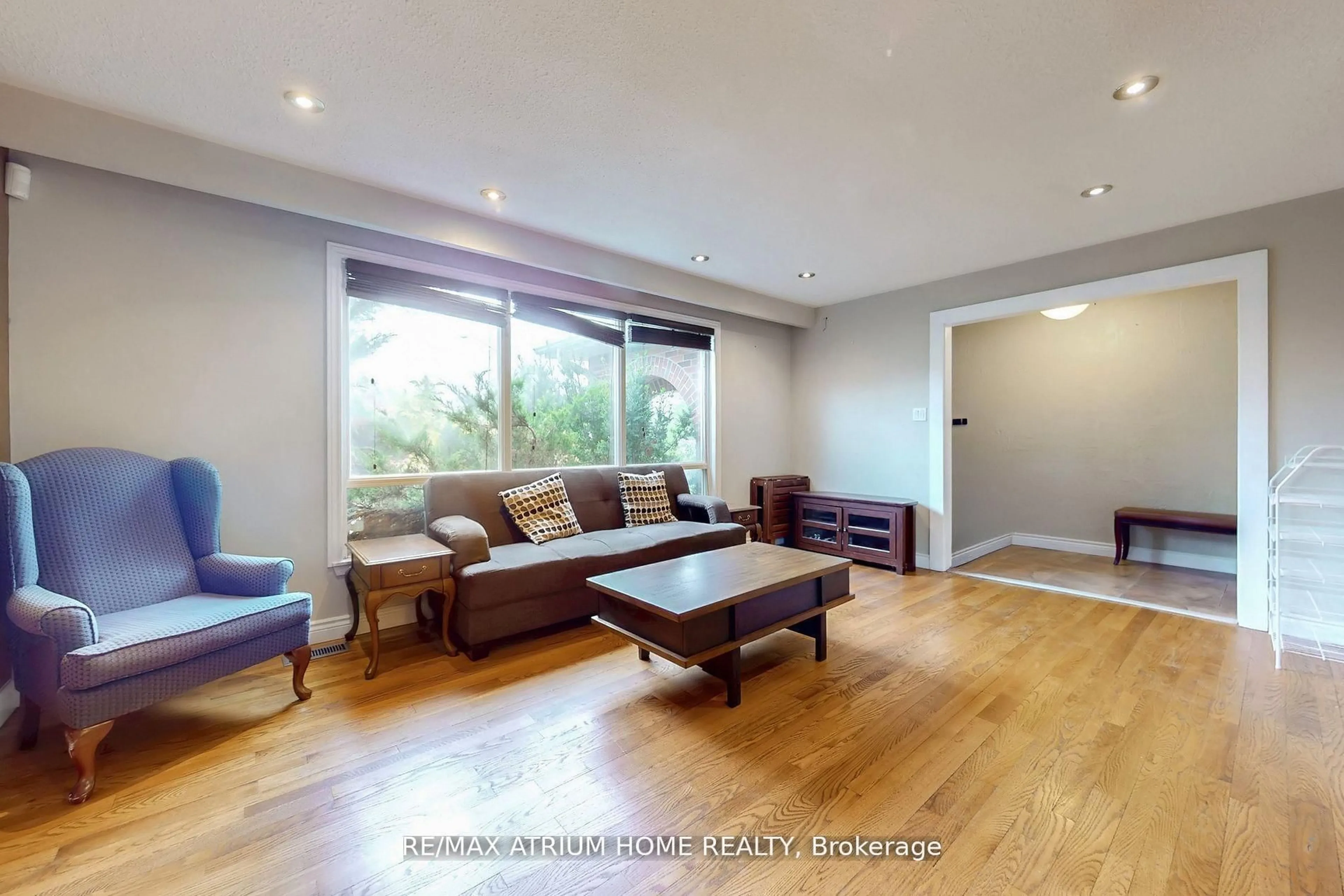 Living room with furniture, wood/laminate floor for 3672 Galeair Crt, Mississauga Ontario L5C 2H5