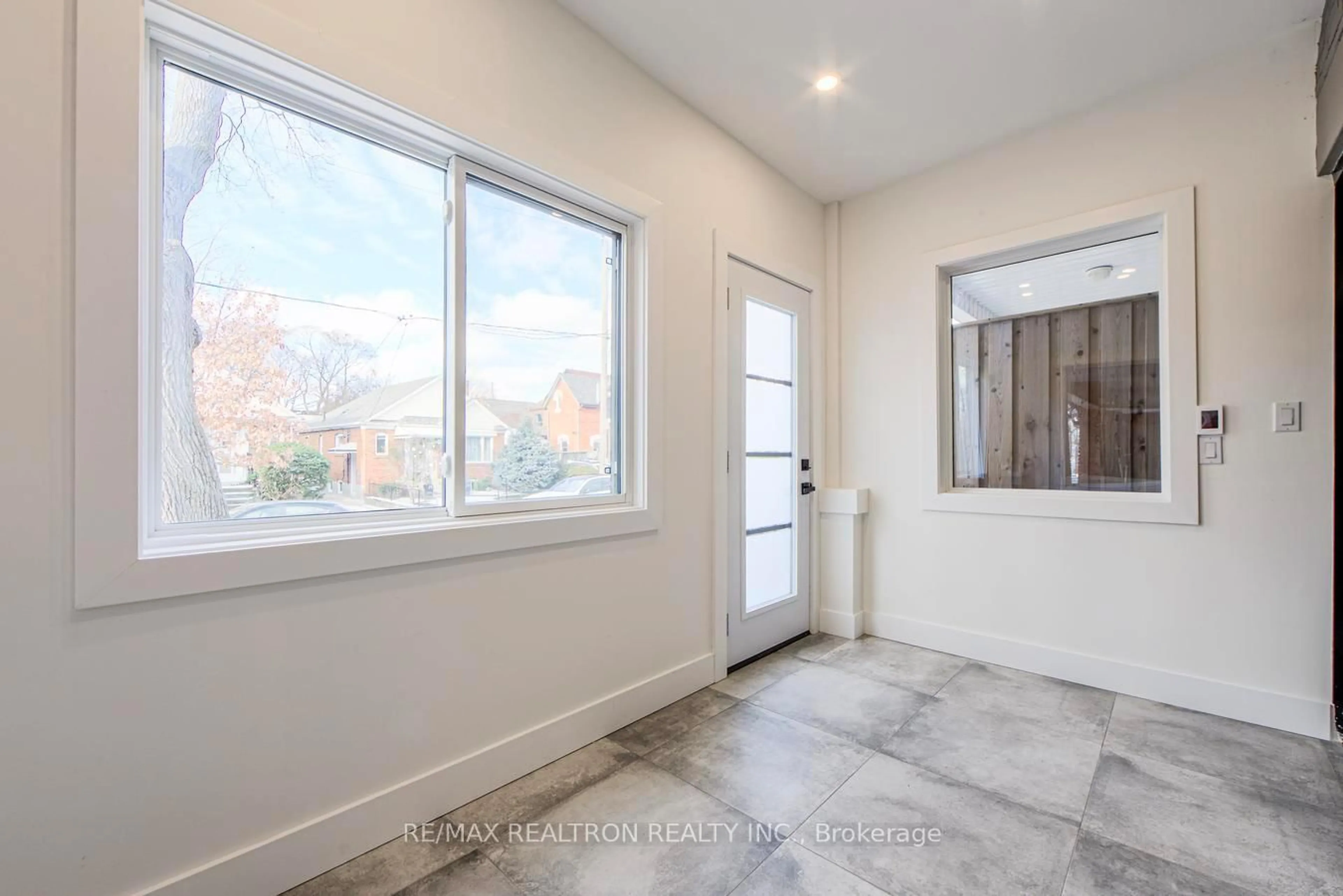 Indoor entryway for 507 Beresford Ave, Toronto Ontario M6S 3B9